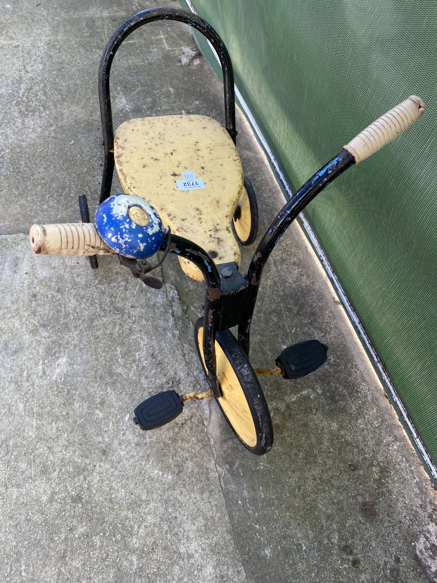 A VINTAGE METAL CHILDS TRICYCLE - Bild 3 aus 3