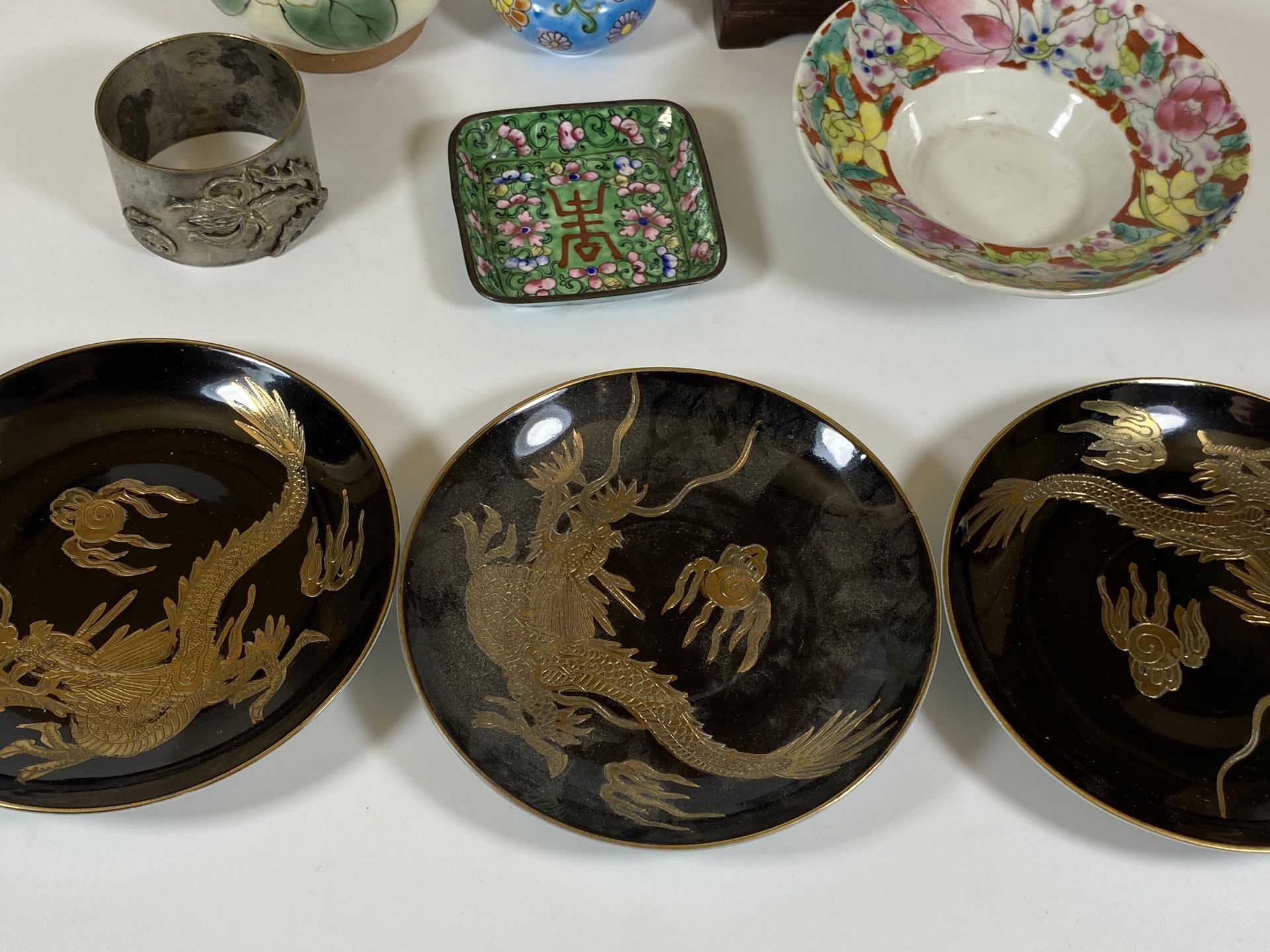 A MIXED LOT OF CHINESE AND ORIENTAL ITEMS TO INCLUDE ENAMEL DISH, WHITE METAL DRAGON NAPKIN, CASED - Image 5 of 6