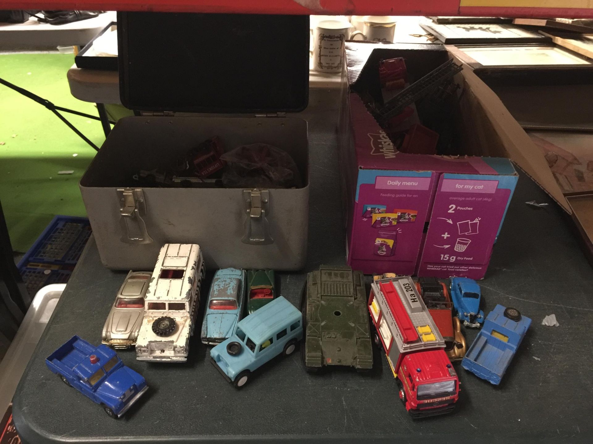A COLLECTION OF VINTAGE DIECAST MODEL VEHICLES, TIN OF LOOSE EXAMPLES ETC