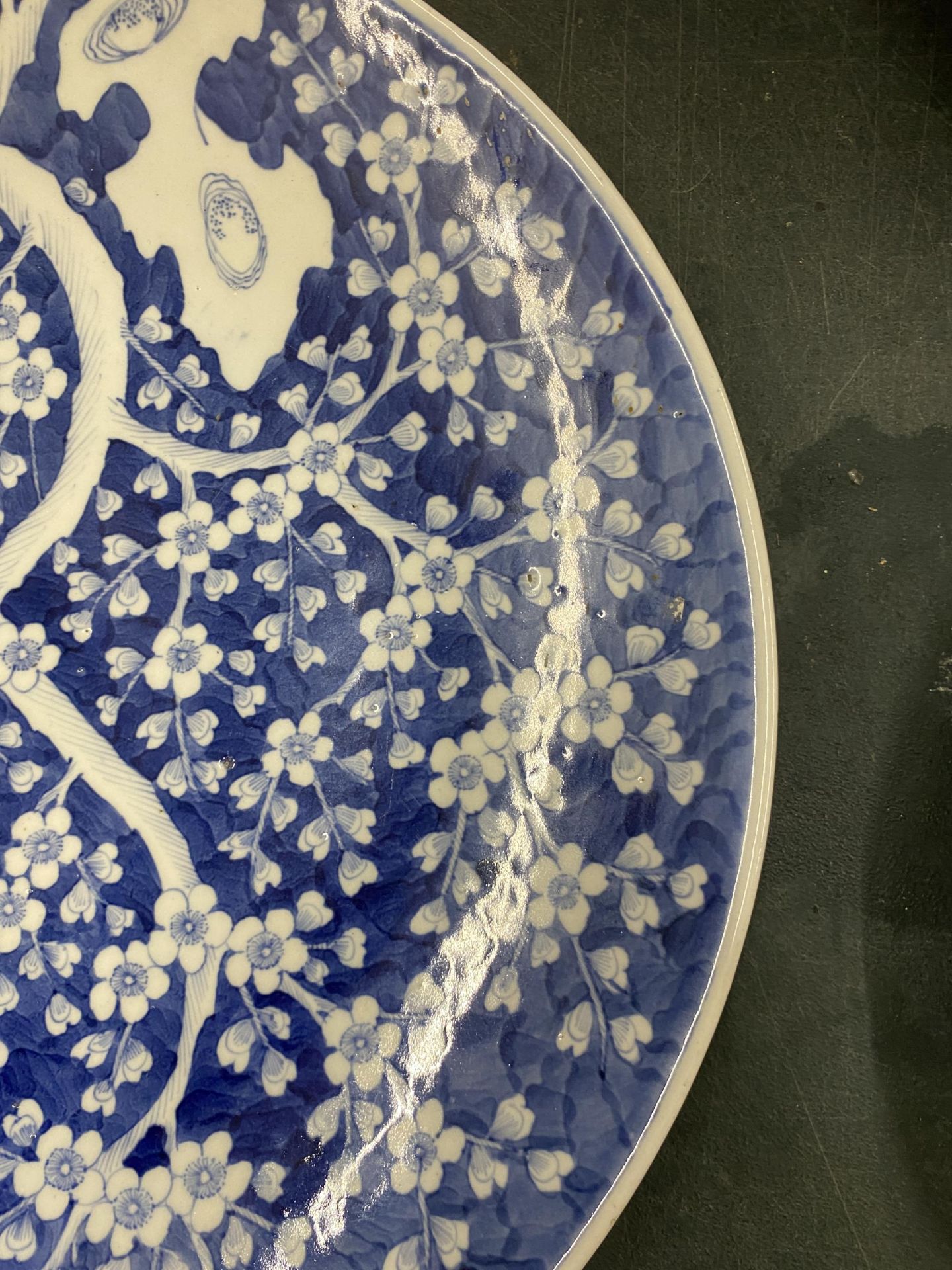 A LARGE CHINESE PRUNUS BLOSSOM PATTERN CHARGER, DIAMETER 46CM - Image 5 of 8
