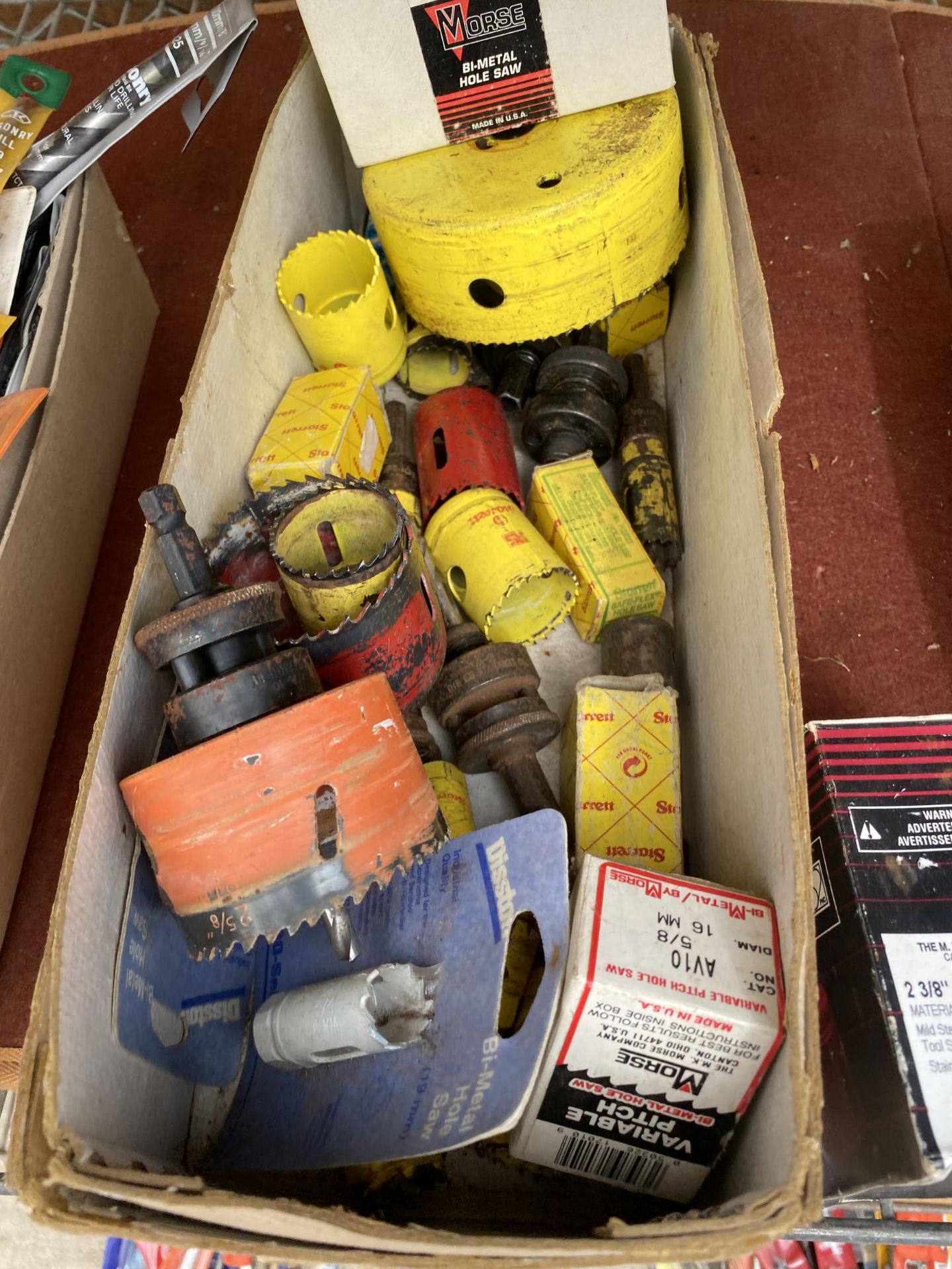 A BOX OF HOLE SAW TOOL ATTACHMENTS - Image 2 of 3