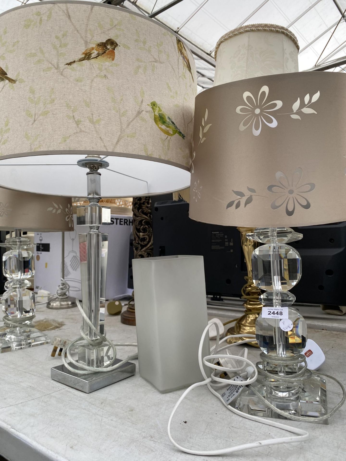 A COLLECTION OF TABLE LAMPS WITH DECORATIVE SHADES - Image 2 of 3