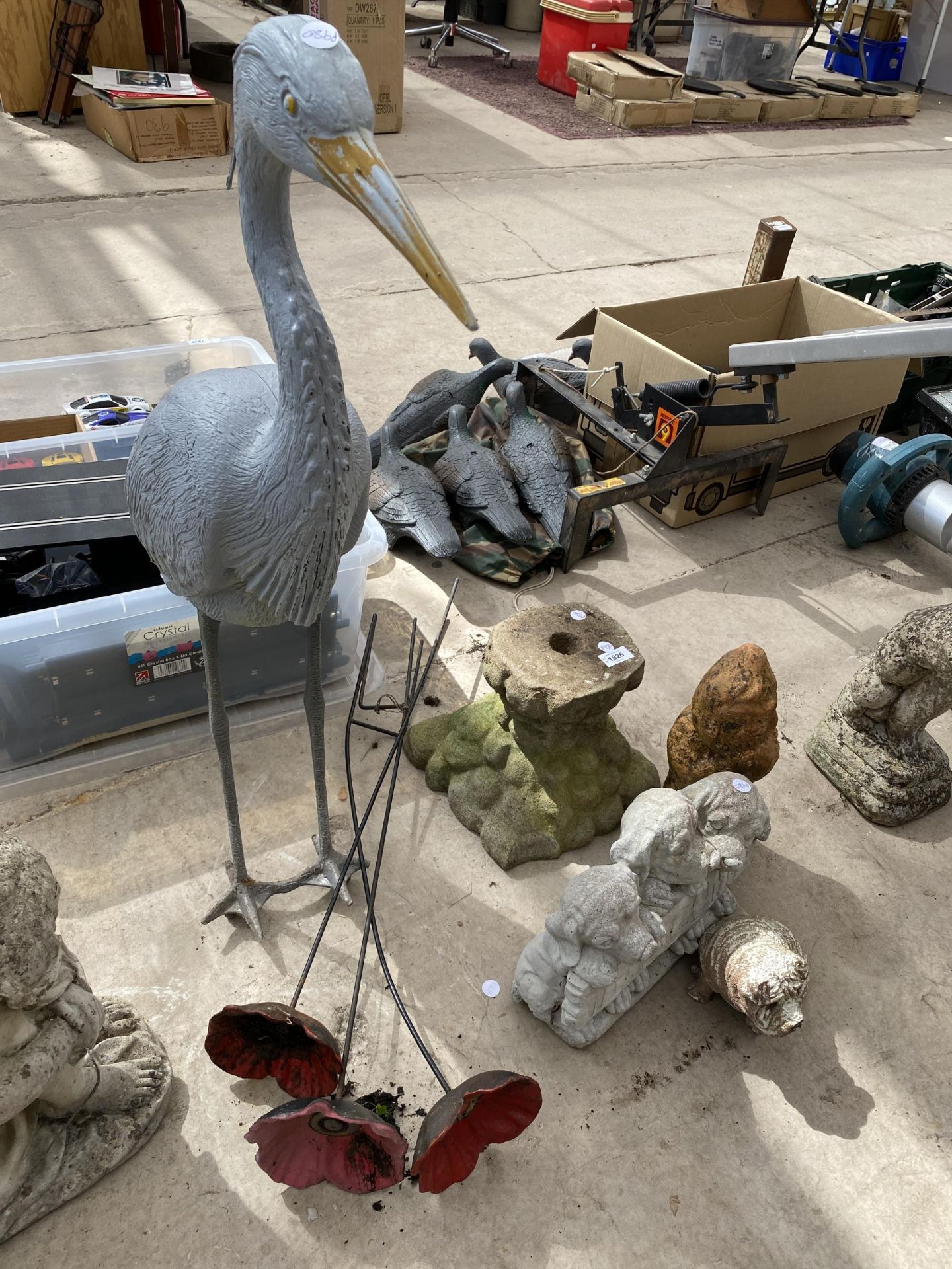 A MIXED LOT TO INCLUDE STORK MODEL, STONE DOG ORNAMENT ETC