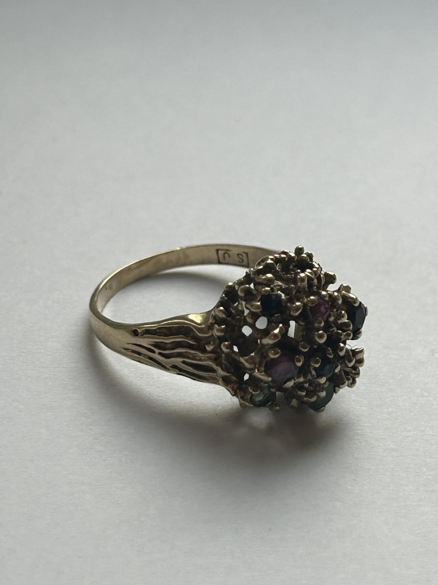 A VINTAGE 9CT YELLOW GOLD AND MULTI-STONE CLUSTER RING SIZE R, WEIGHT 4.83 GRAMS - Image 2 of 4