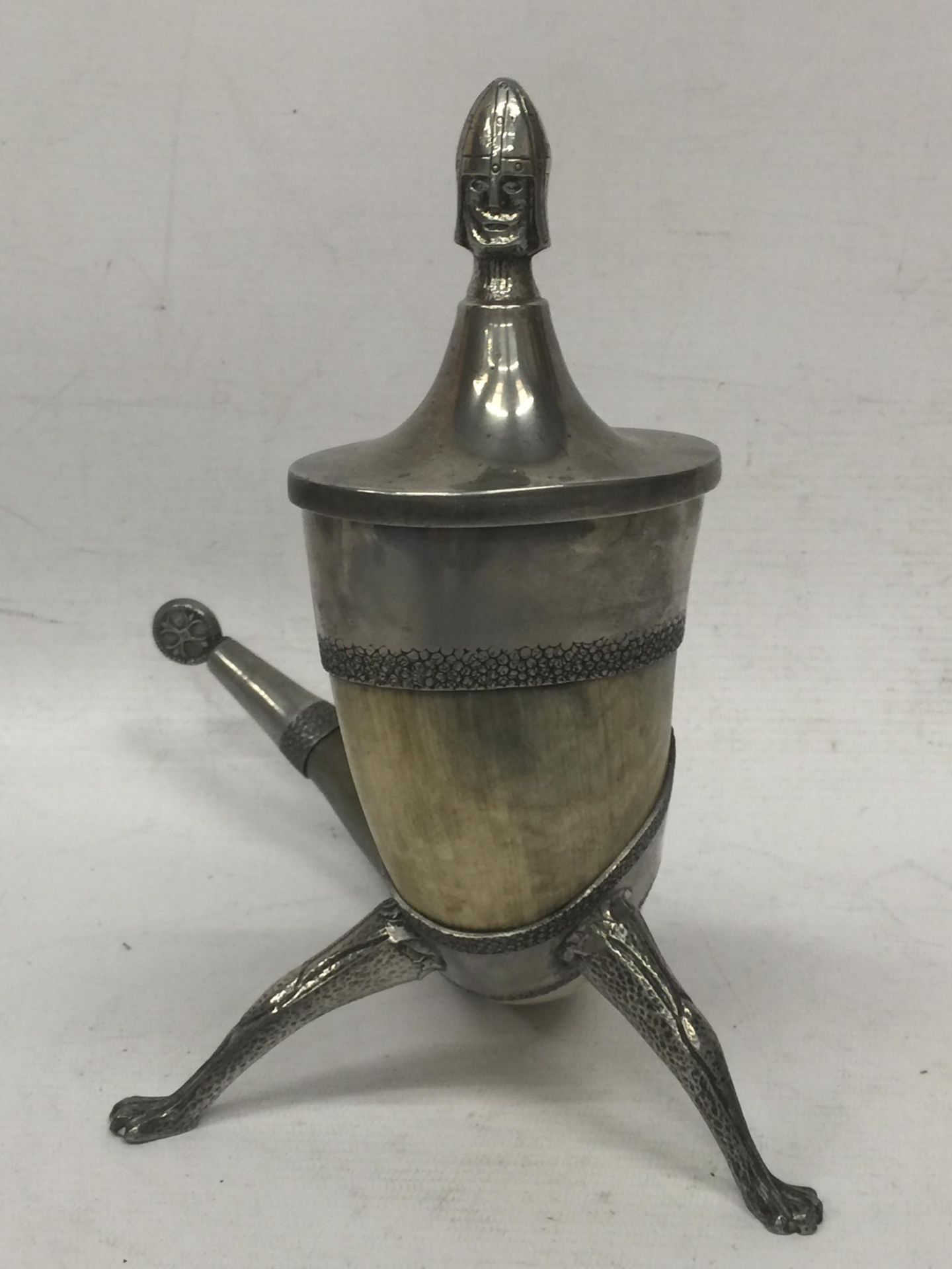AN UNUSUAL VINTAGE HORN EFFECT AND WHITE METAL MOUNTED DRINKING HORN - Image 3 of 3