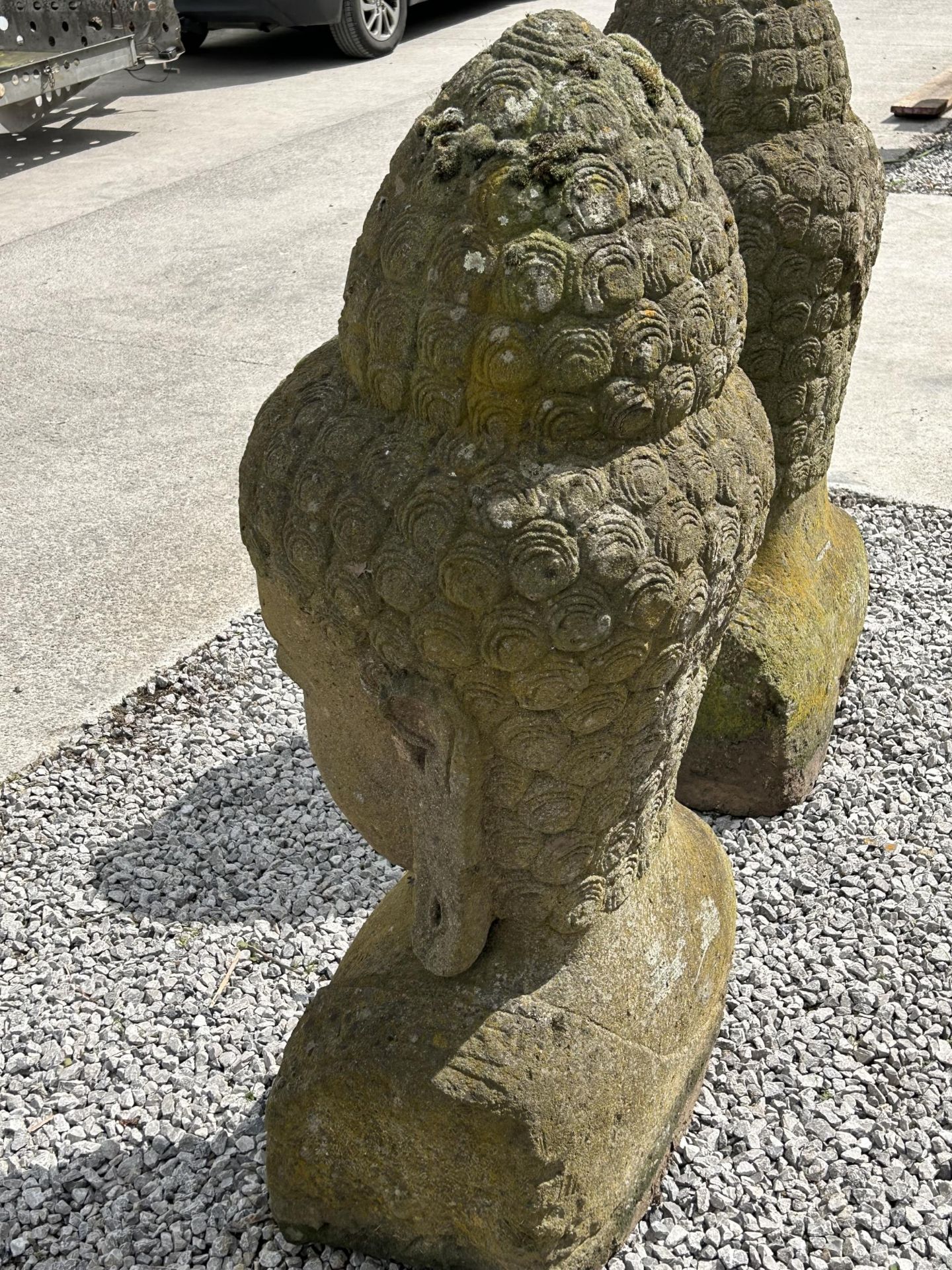A LARGE RECONSTITUTED STONE BUDDHIST DIETY FIGURE - HEIGHT 150 CM, DEPTH 50 CM - Image 5 of 6