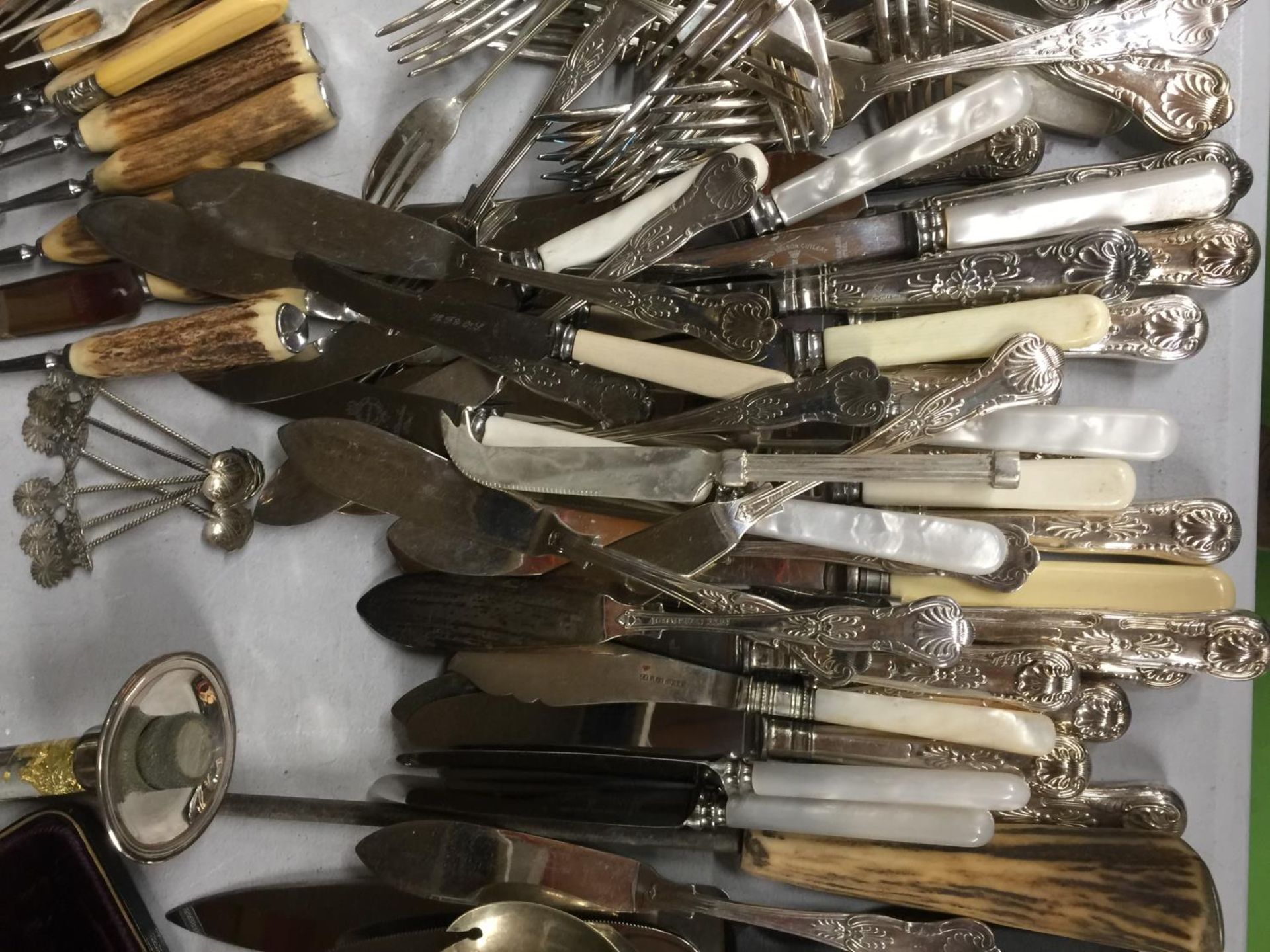 A LARGE QUANTITY OF SILVER PLATED FLATWARE TO INCLUDE ASET OF SIX SINGAPORE 'LEAF' TEASPOONS, ETC - Image 2 of 3