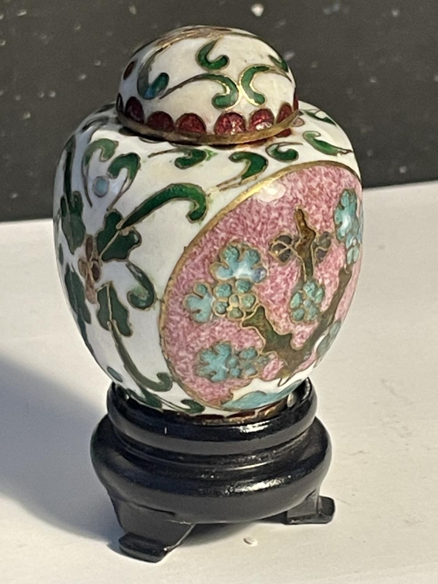 A MINIATURE CLOISONNE LIDDED GINGER JAR ON A WOODEN STAND - Image 3 of 4
