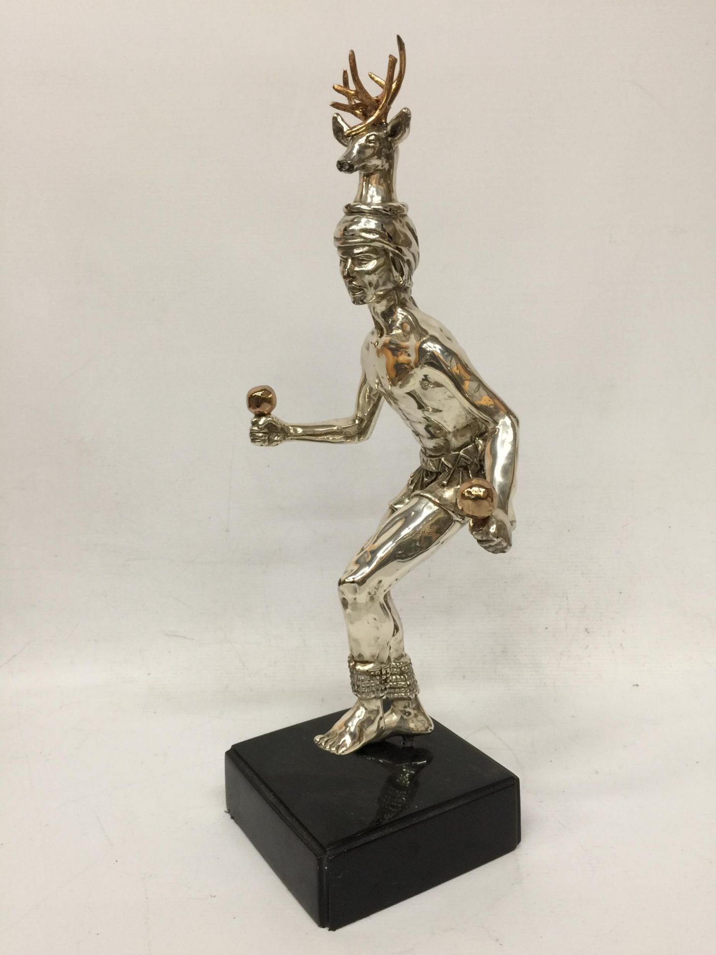 AN UNUSUAL WHITE METAL FIGURE ON BASE, SIGNED FEDERI CARLON?, NUMBERED 271/500 - Image 2 of 5