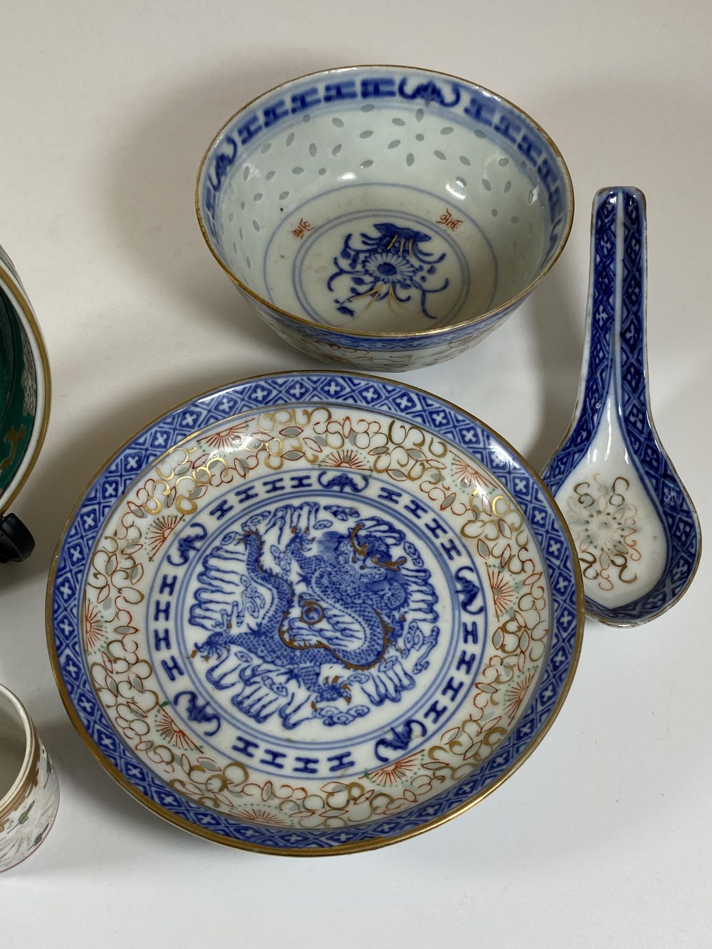 A GROUP OF ORIENTAL PORCELAIN, JAPANESE GOLD IMARI DISH, RICE DISH SET WITH DRAGON DESIGN AND - Image 3 of 5