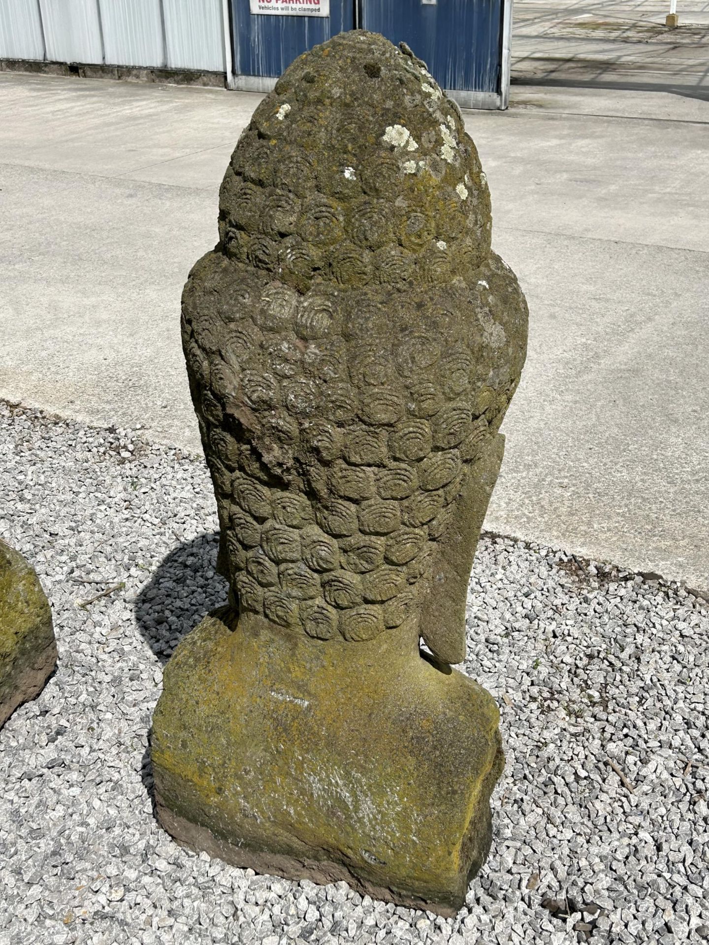 A LARGE RECONSTITUTED STONE BUDDHIST DIETY FIGURE - HEIGHT 150 CM, DEPTH 50 CM (SLIGHT A/F TO EAR - Bild 4 aus 6