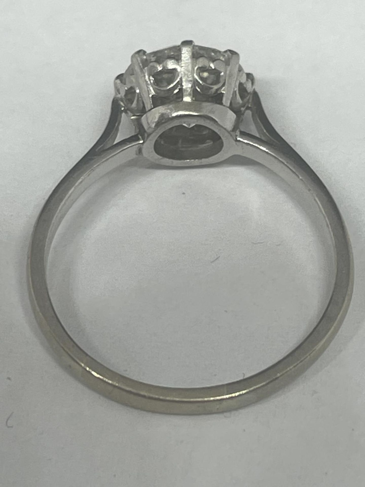 A SINGLE STONE DIAMOND SOLITAIRE RING. APPROXIMATELY 2.5 CARAT MOUNTED ON 18 CARAT WHITE GOLD. - Image 3 of 4