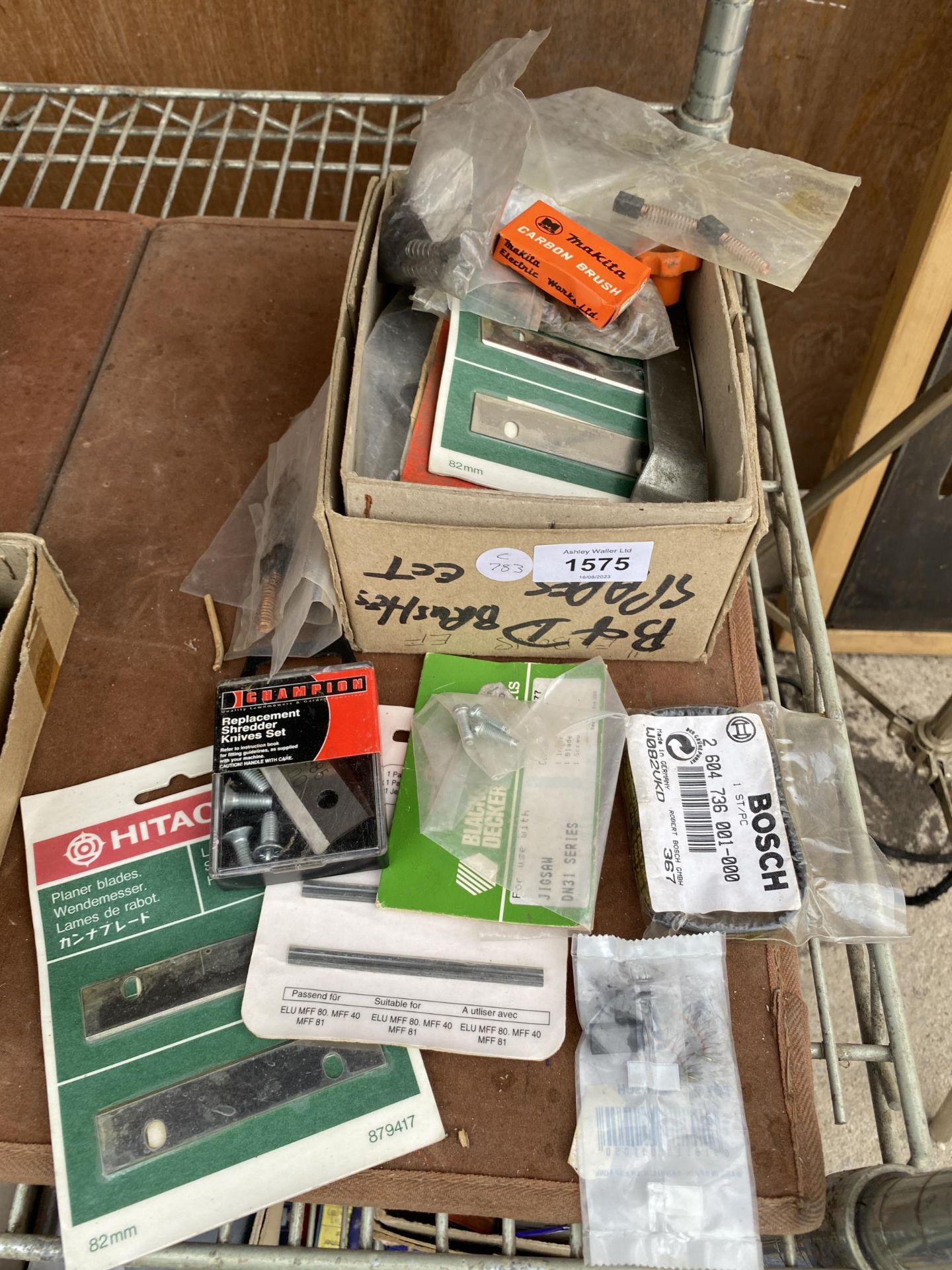 A BOX OF ASSORTED NEW OLD STOCK TOOL ITEMS ETC - Bild 2 aus 5