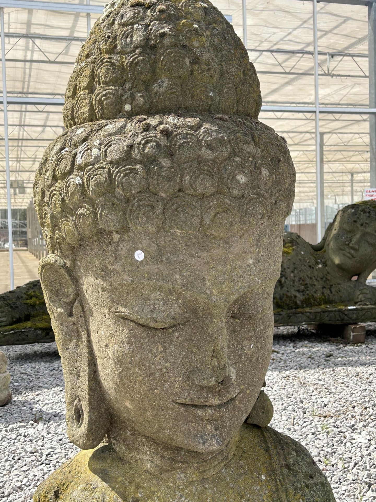 A LARGE RECONSTITUTED STONE BUDDHIST DIETY FIGURE - HEIGHT 150 CM, DEPTH 50 CM (SLIGHT A/F TO EAR - Bild 2 aus 6