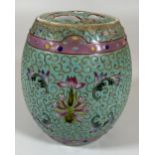 A 20TH CENTURY CHINESE LIDDED TURQUOISE ENAMEL STYLE DESIGN JAR, HEIGHT 12CM