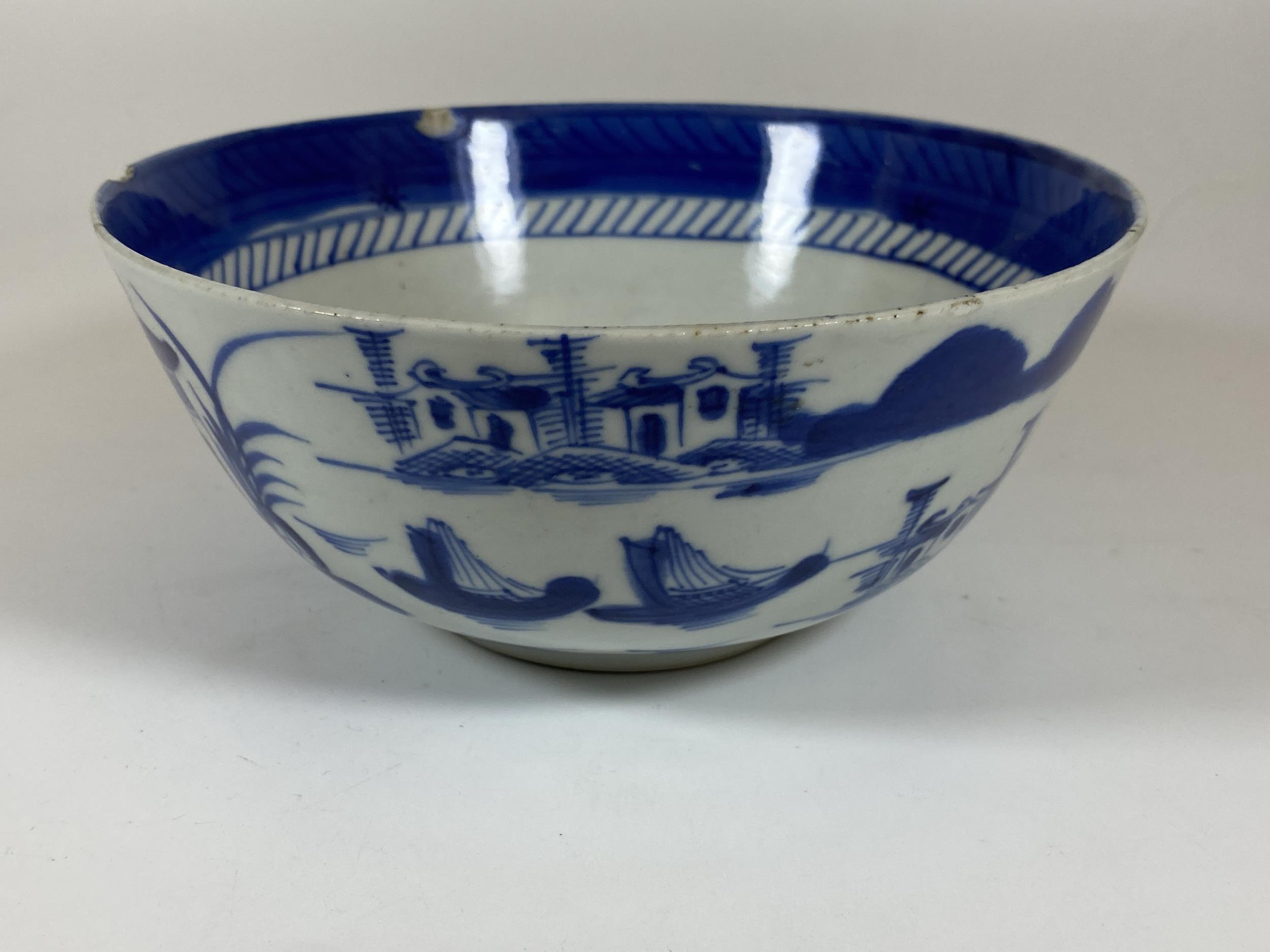 A 19TH CENTURY CHINESE BLUE AND WHITE PORCELAIN BOWL WITH PAGODA DESIGN, DIAMETER 17CM - Image 3 of 6