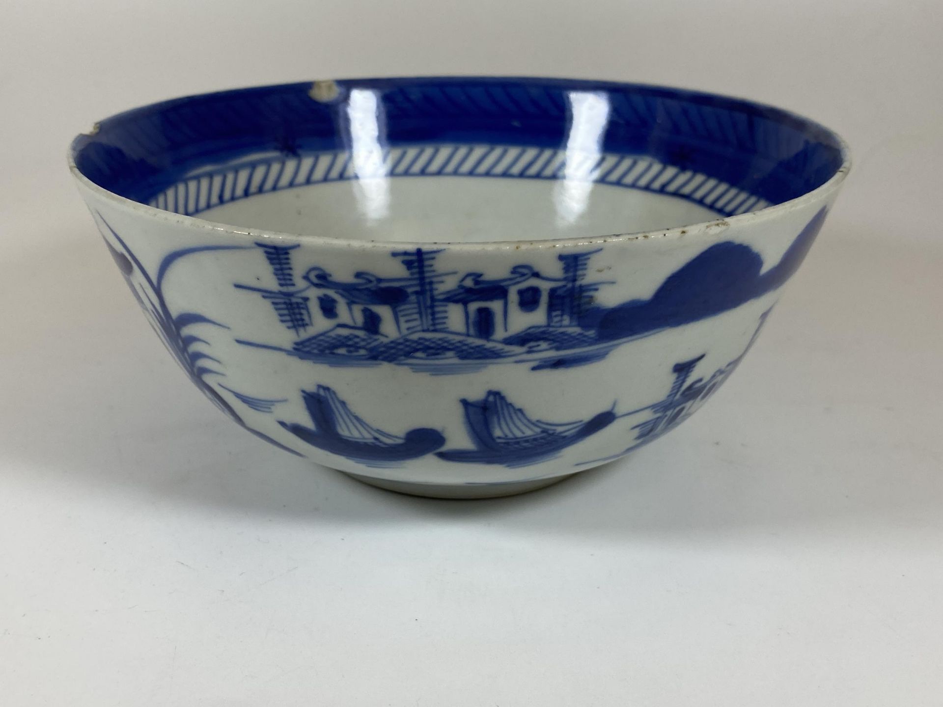 A 19TH CENTURY CHINESE BLUE AND WHITE PORCELAIN BOWL WITH PAGODA DESIGN, DIAMETER 17CM - Image 3 of 6