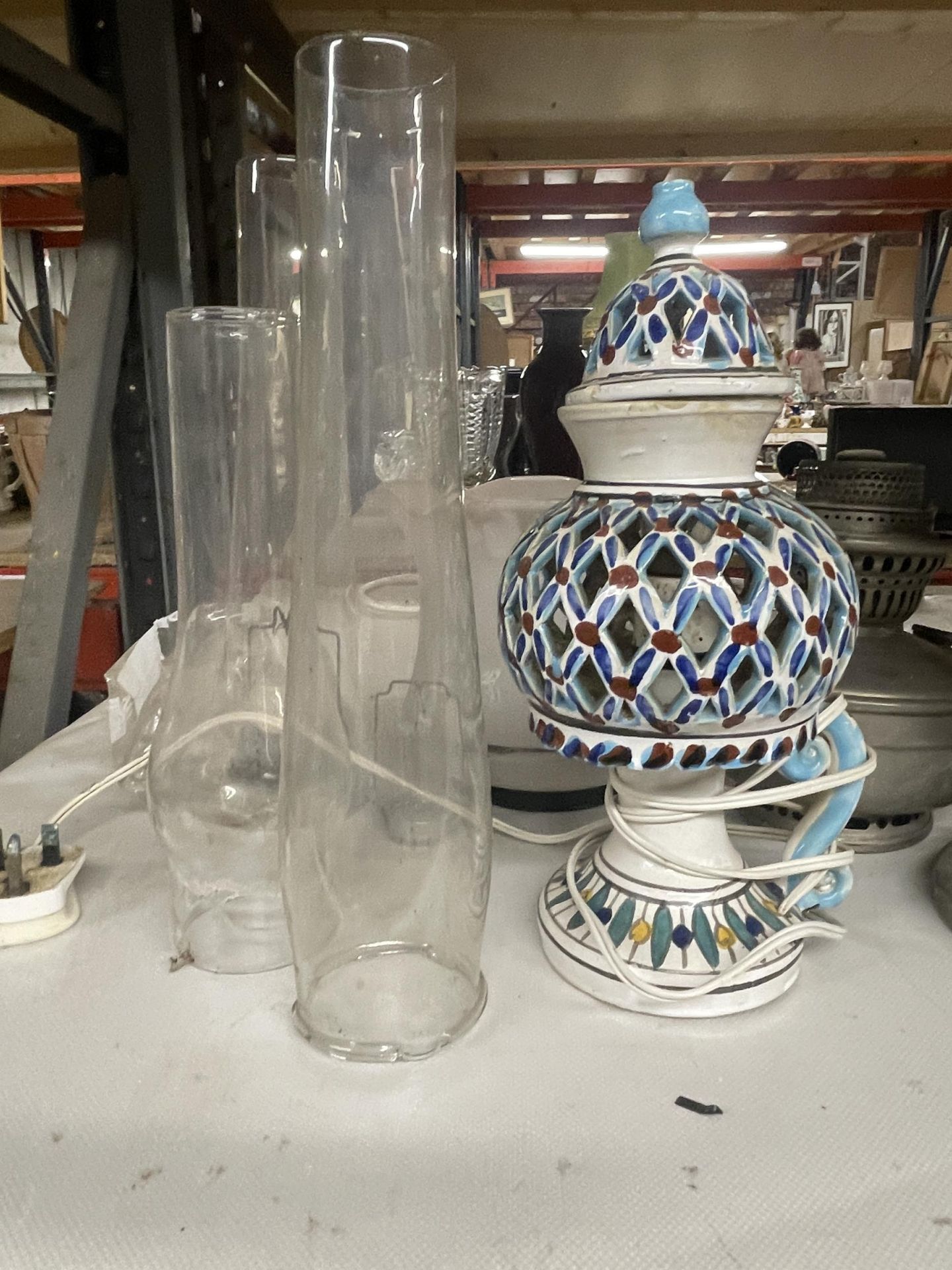 A MIXED LOT TO INCLUDE PEWTER STYLE METAL OIL LAMPS, FURTHER LAMP ETC - Image 2 of 3