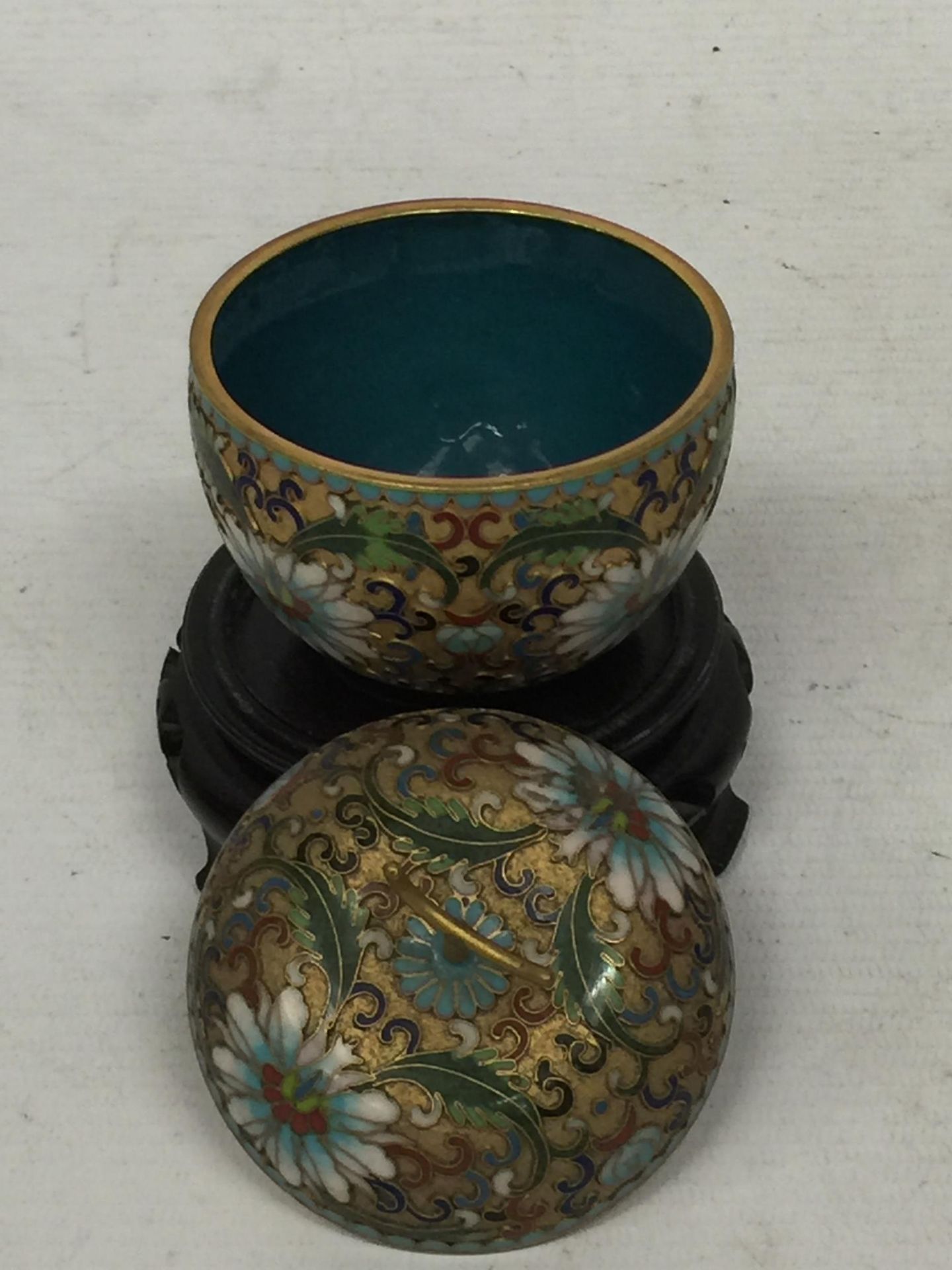 A ORIENTAL CLOISONNE LIDDED POT ON STAND - Image 2 of 2