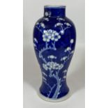A LATE 19TH / EARLY 20TH CENTURY CHINESE PRUNUS BLOSSOM PATTERN VASE, DOUBLE RING MARK TO BASE,