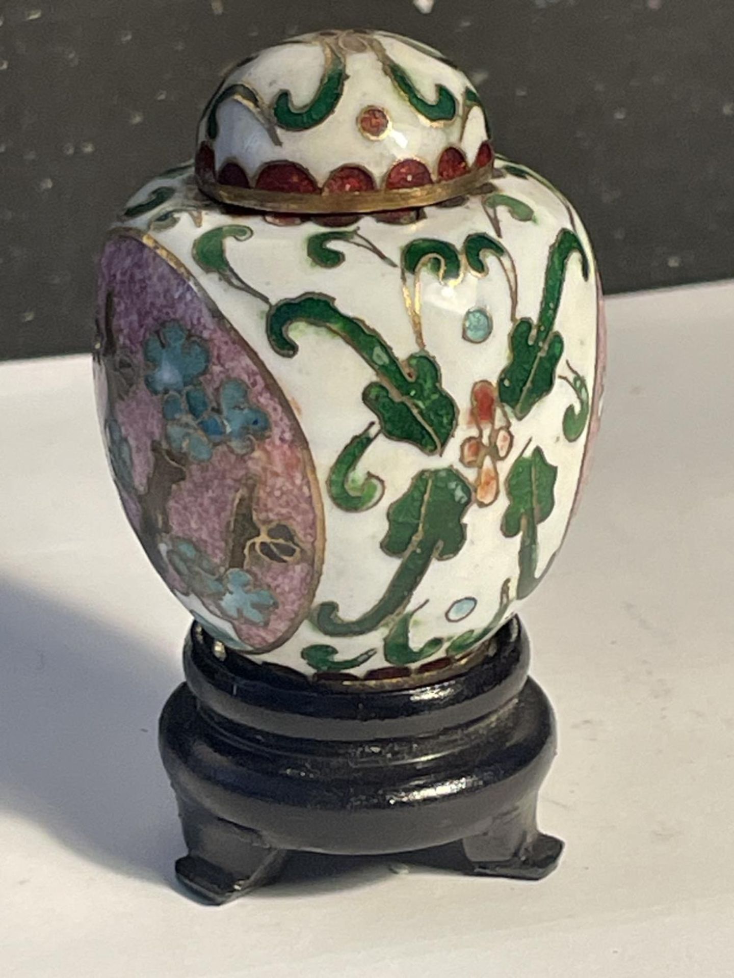 A MINIATURE CLOISONNE LIDDED GINGER JAR ON A WOODEN STAND - Image 2 of 4