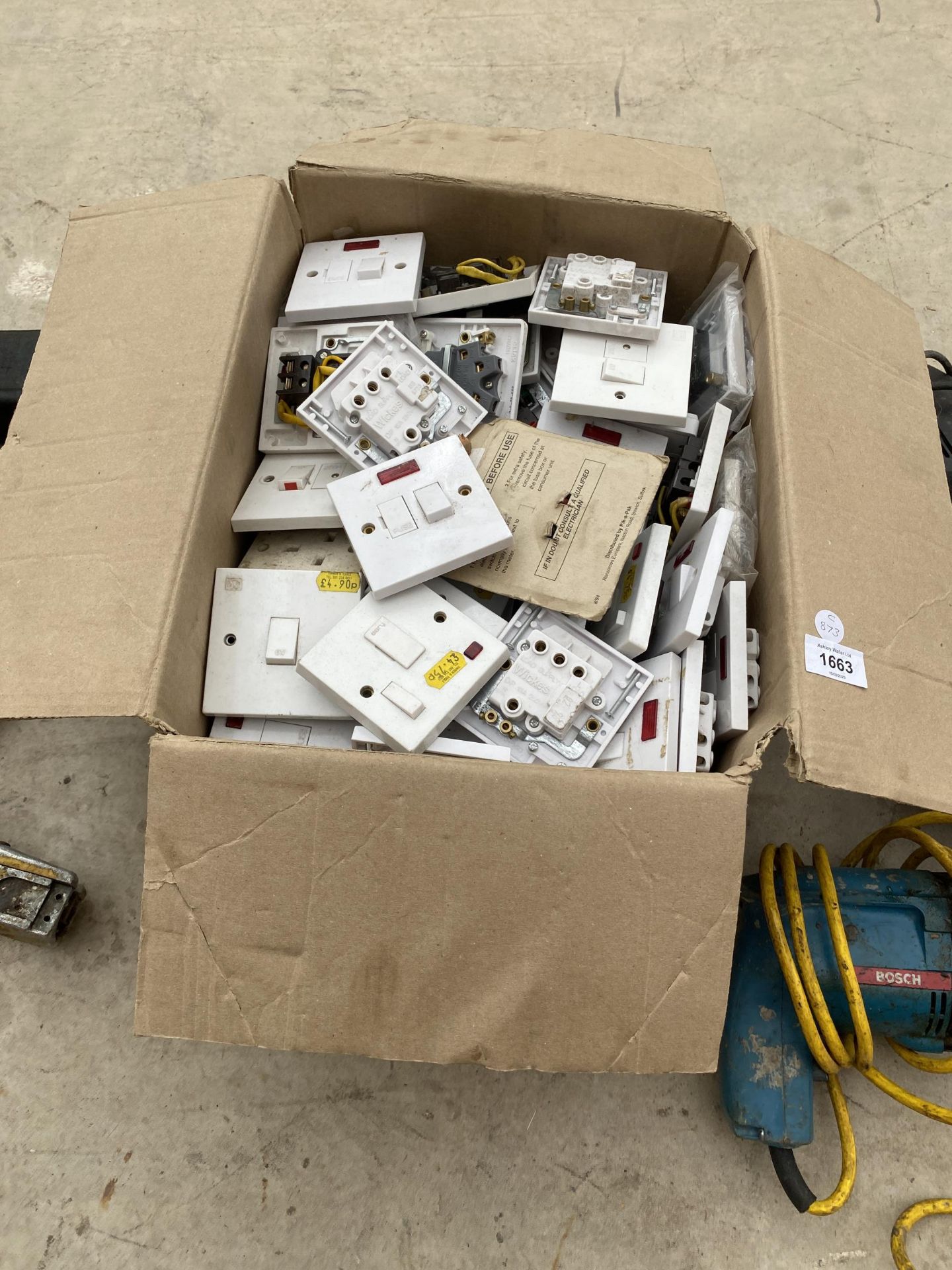 A BOX OF ASSORTED LOOSE PLUG SOCKETS