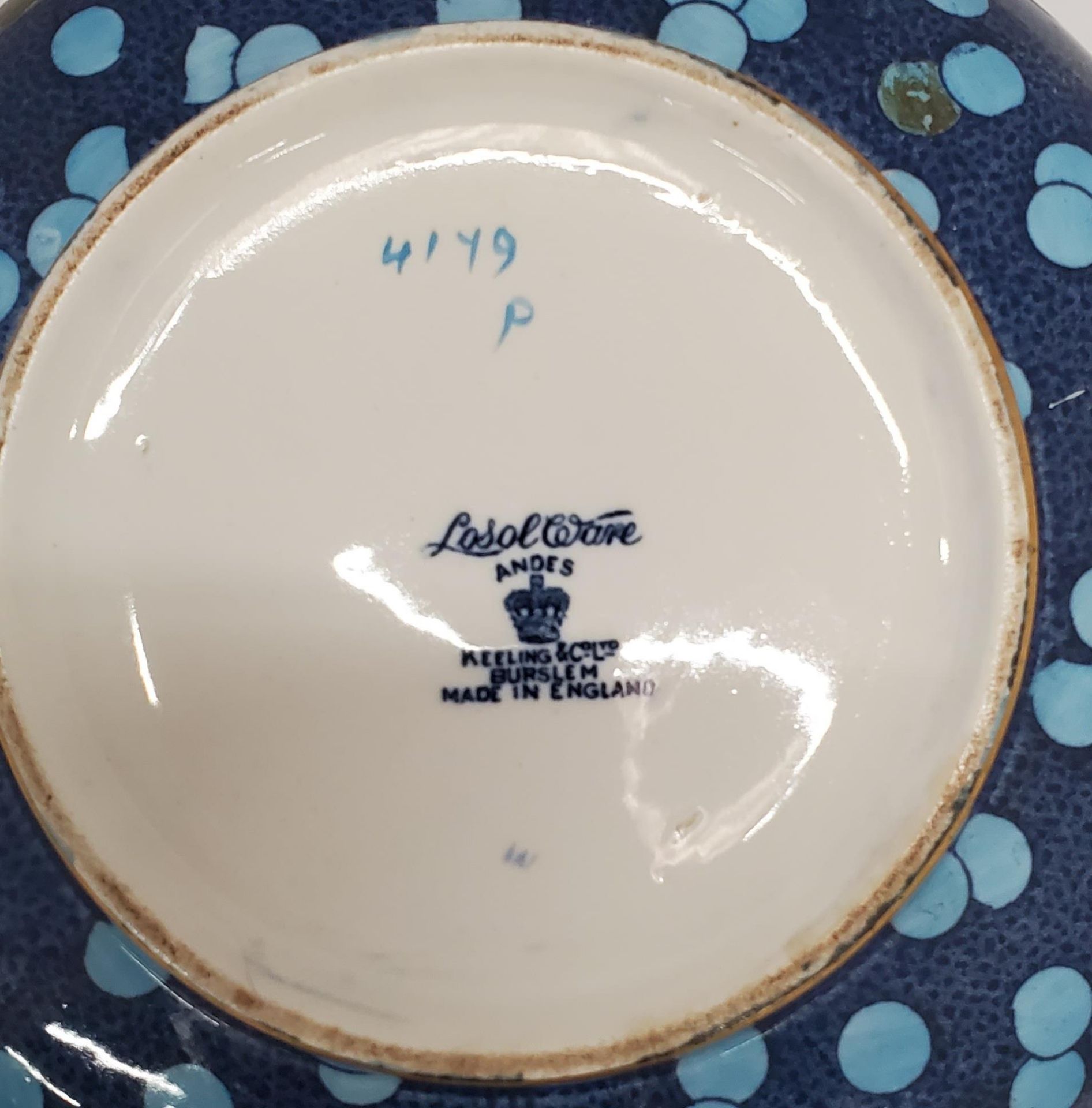 TWO LARGE LOSOL WARE BOWLS DECORATED WITH PARROTS AND FOLIAGE - Image 5 of 5