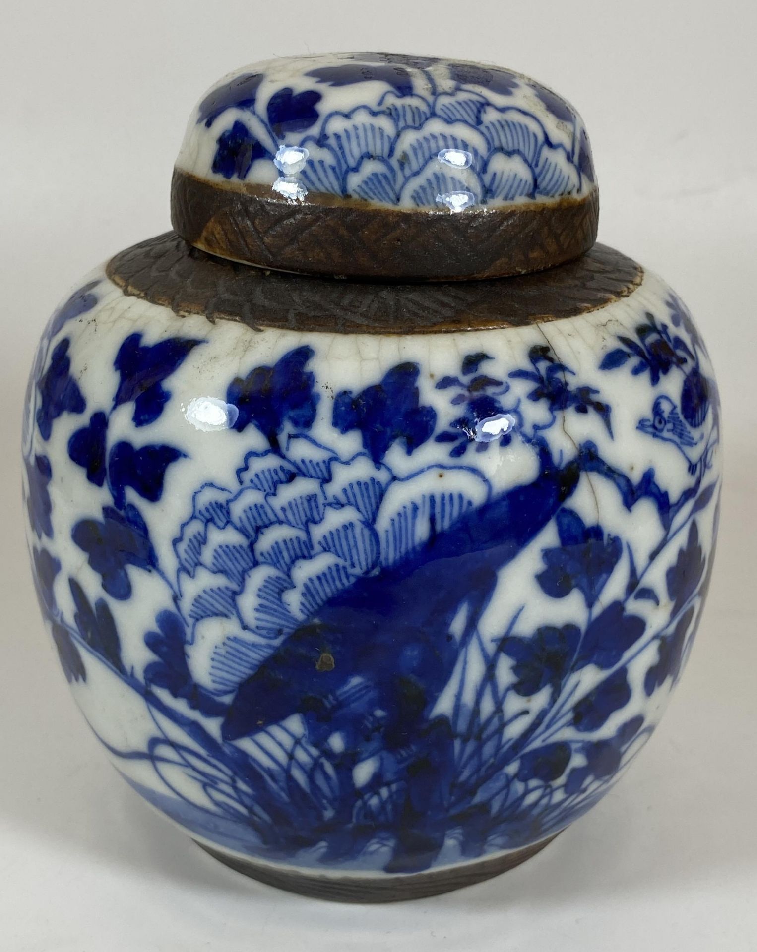 A LATE 19TH / EARLY 20TH CENTURY CHINESE BLUE AND WHITE CRACKLE GLAZE GINGER JAR, HEIGHT 15.5CM