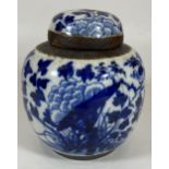 A LATE 19TH / EARLY 20TH CENTURY CHINESE BLUE AND WHITE CRACKLE GLAZE GINGER JAR, HEIGHT 15.5CM
