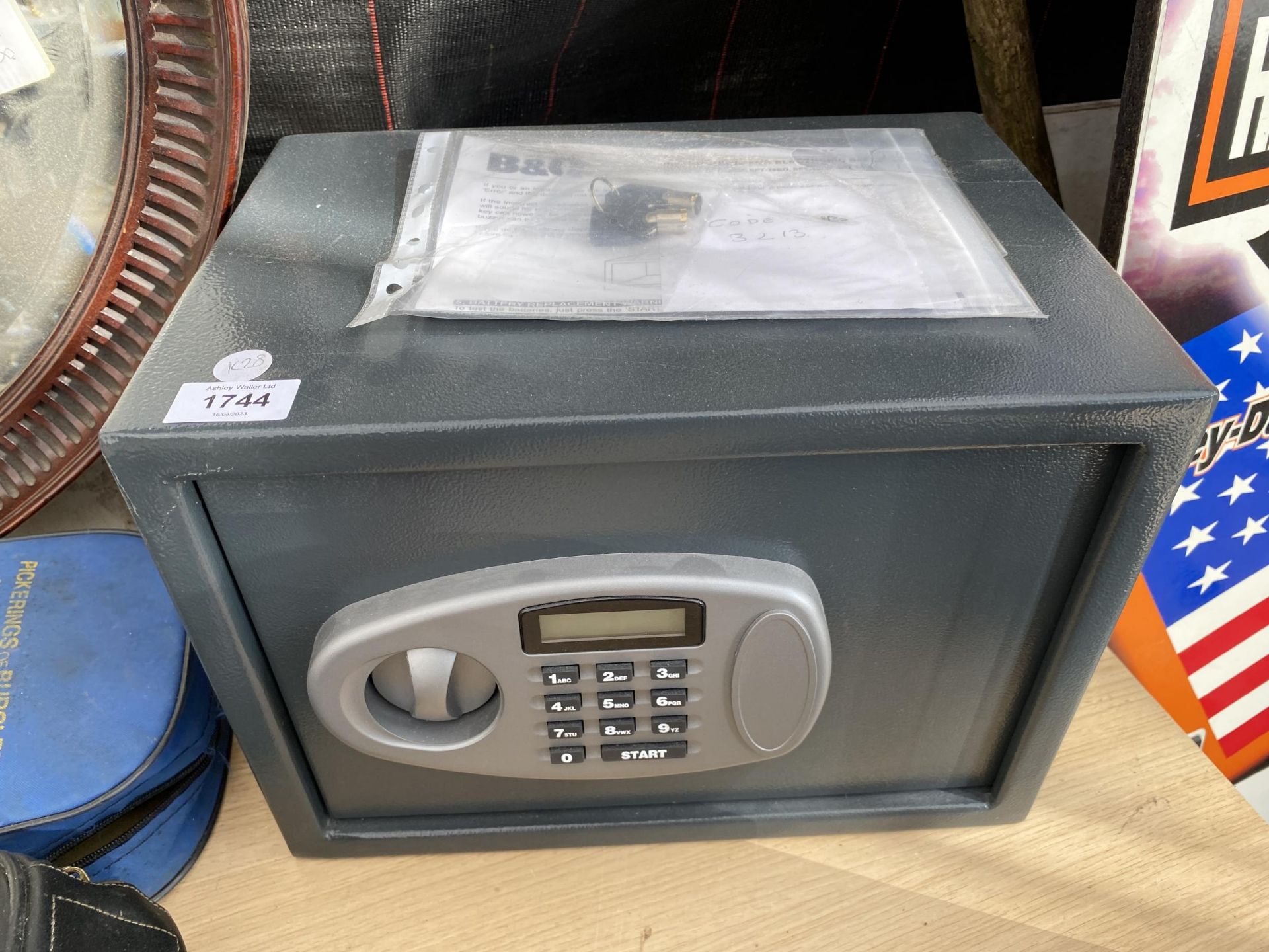 A B&Q DIGITAL SAFE WITH INSTRUCTIONS AND CODE