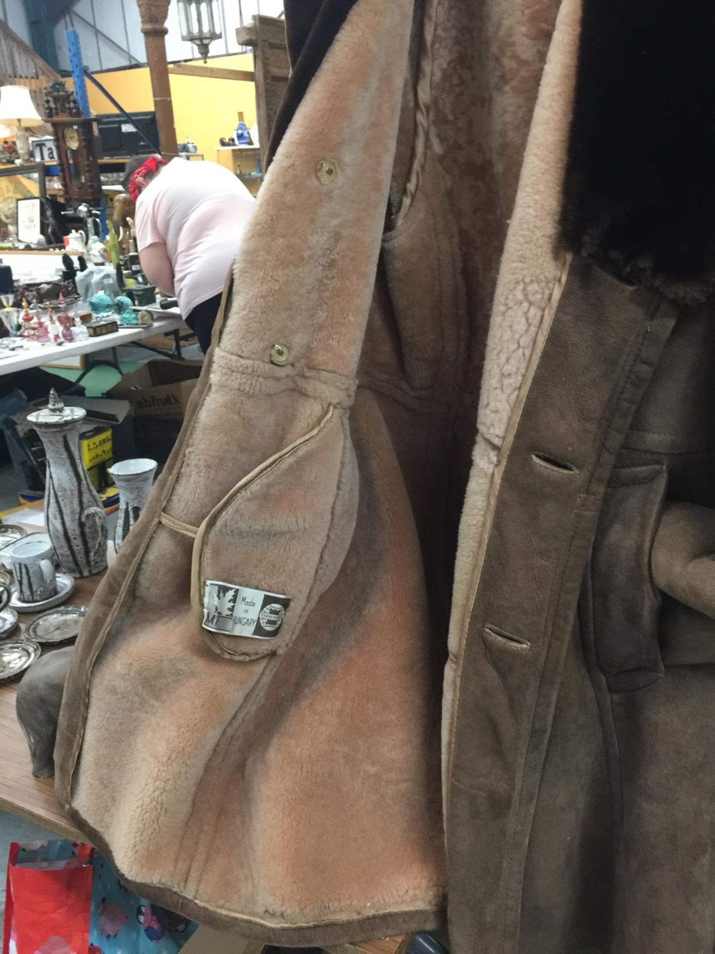 A VINTAGE SHEEPSKIN COAT WITH A FUR COLLAR - Image 3 of 4