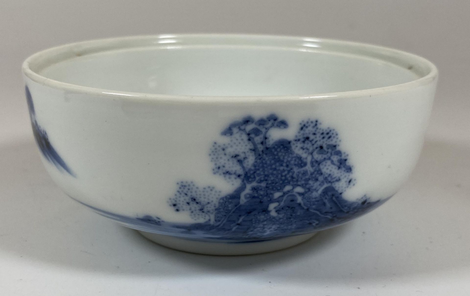 A CHINESE BLUE AND WHITE PORCELAIN BRUSH WASHER DISH, DIAMETER 11CM