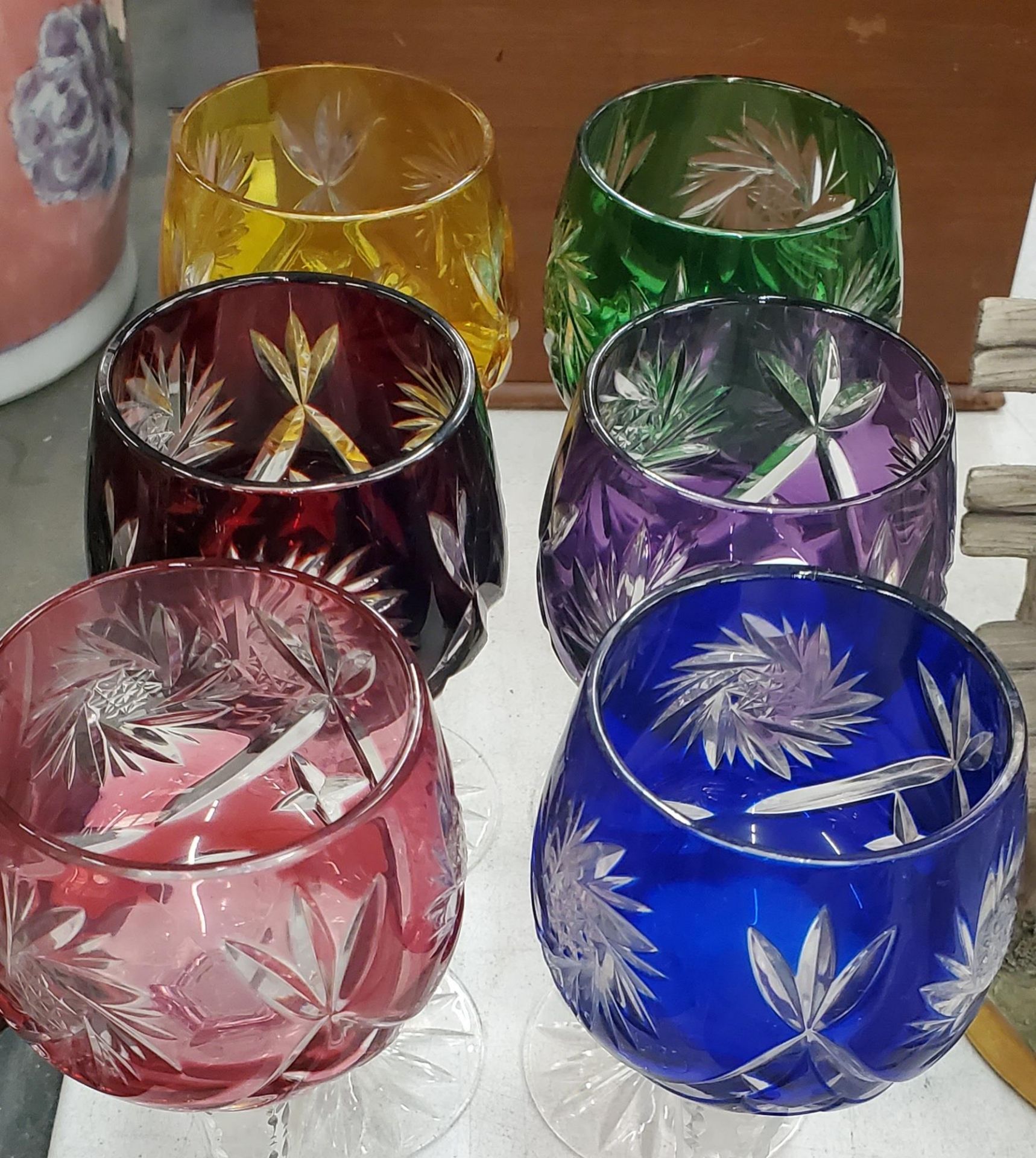 A QUANTITY OF COLOURED GLASSWARE TO INCLUDE CUT CRYSTAL - Image 2 of 3