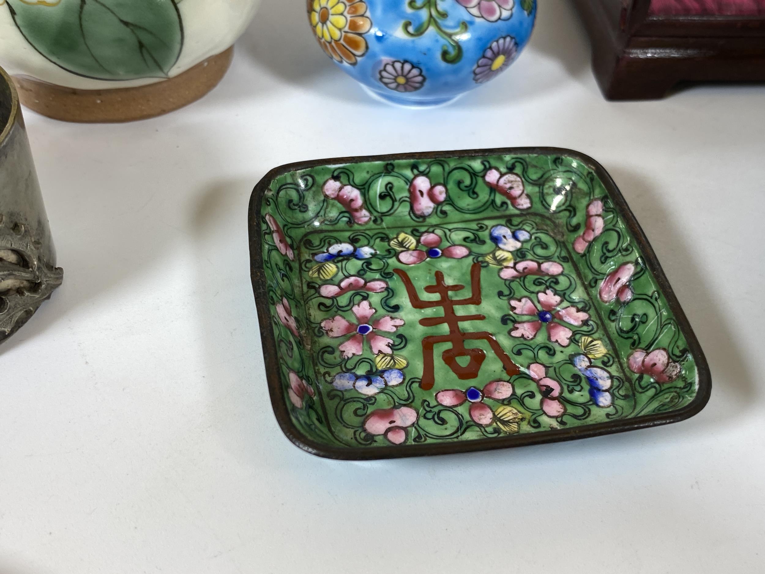 A MIXED LOT OF CHINESE AND ORIENTAL ITEMS TO INCLUDE ENAMEL DISH, WHITE METAL DRAGON NAPKIN, CASED - Image 3 of 6