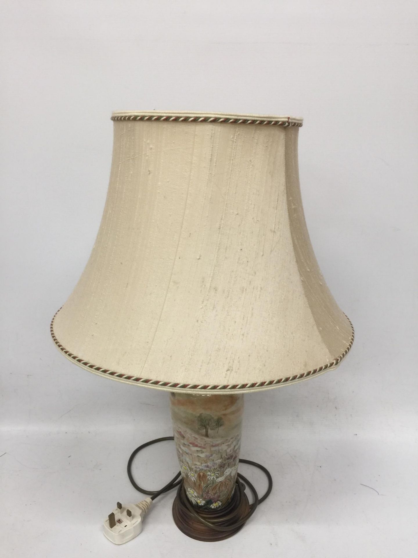 A COBRIDGE STONEWARE DAISY FIELD PATTERN TABLE LAMP AND SILK SHADE - Image 4 of 4