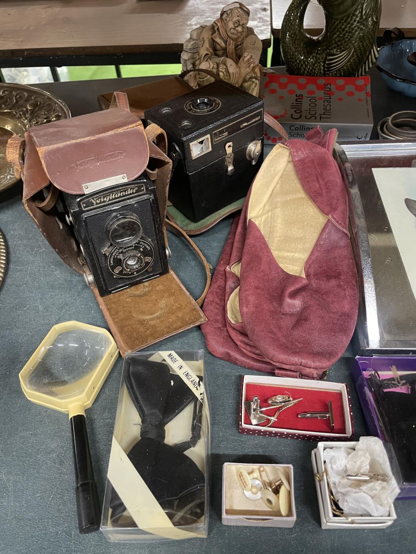 A LARGE MIXED LOT TO INCLUDE VINTAGE BROWNIE AND VOIGTLANDER CAMERAS, A FISH GLUG JUG, SMALL ROYAL - Bild 2 aus 5