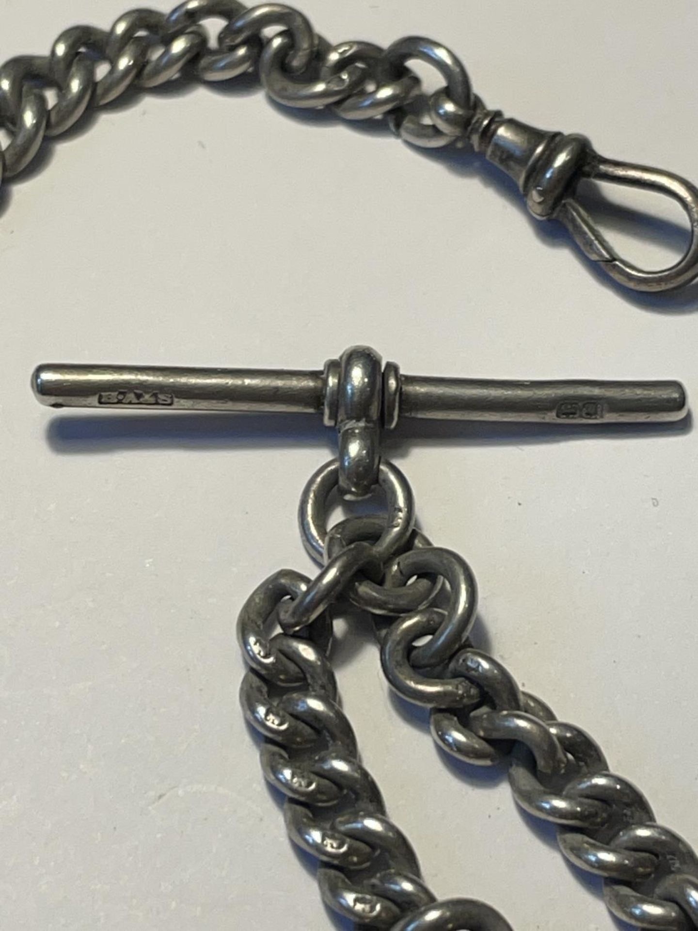 A SILVER ALBERT WATCH CHAIN WITH EACH LINK AND T BAR HALLMARKED AND A POCKET WATCH KEY - Bild 2 aus 3