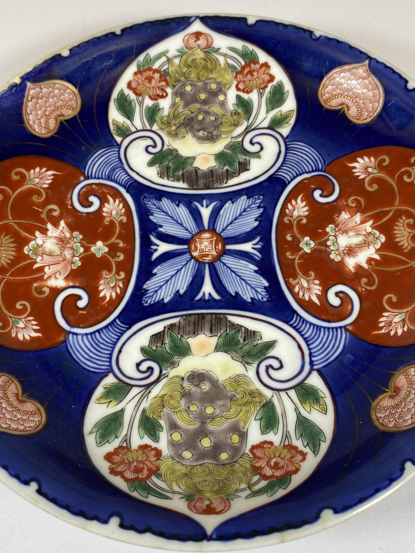 A JAPANESE MEIJI PERIOD (1868-1912) IMARI ON BLUE GROUND FLORAL PATTERN DISH, SIX CHARACTER MARK - Image 2 of 5