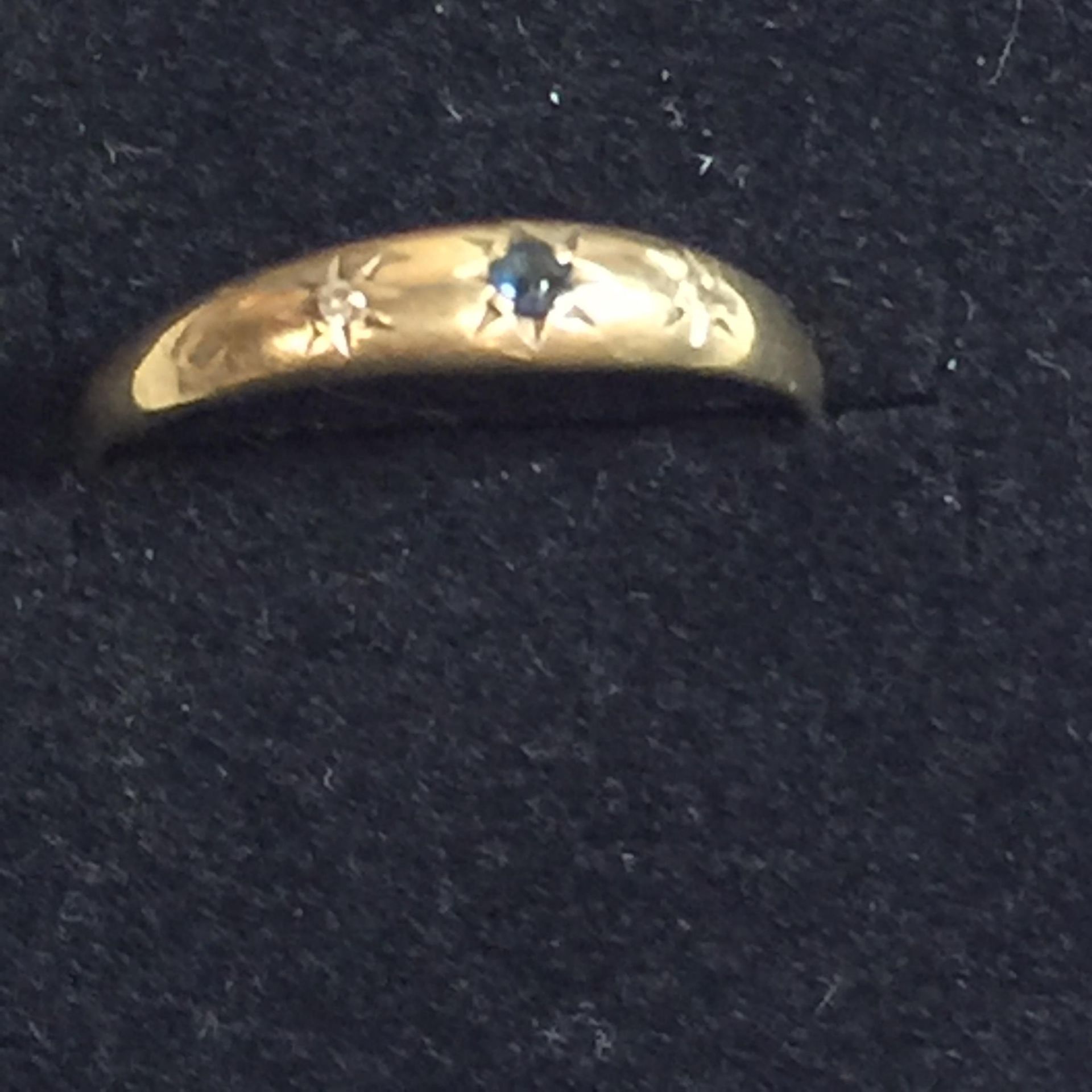 A 9CT GOLD RING WITH SAPPHIRE AND DIAMOND CHIPS, WEIGHT 2G, SIZE M