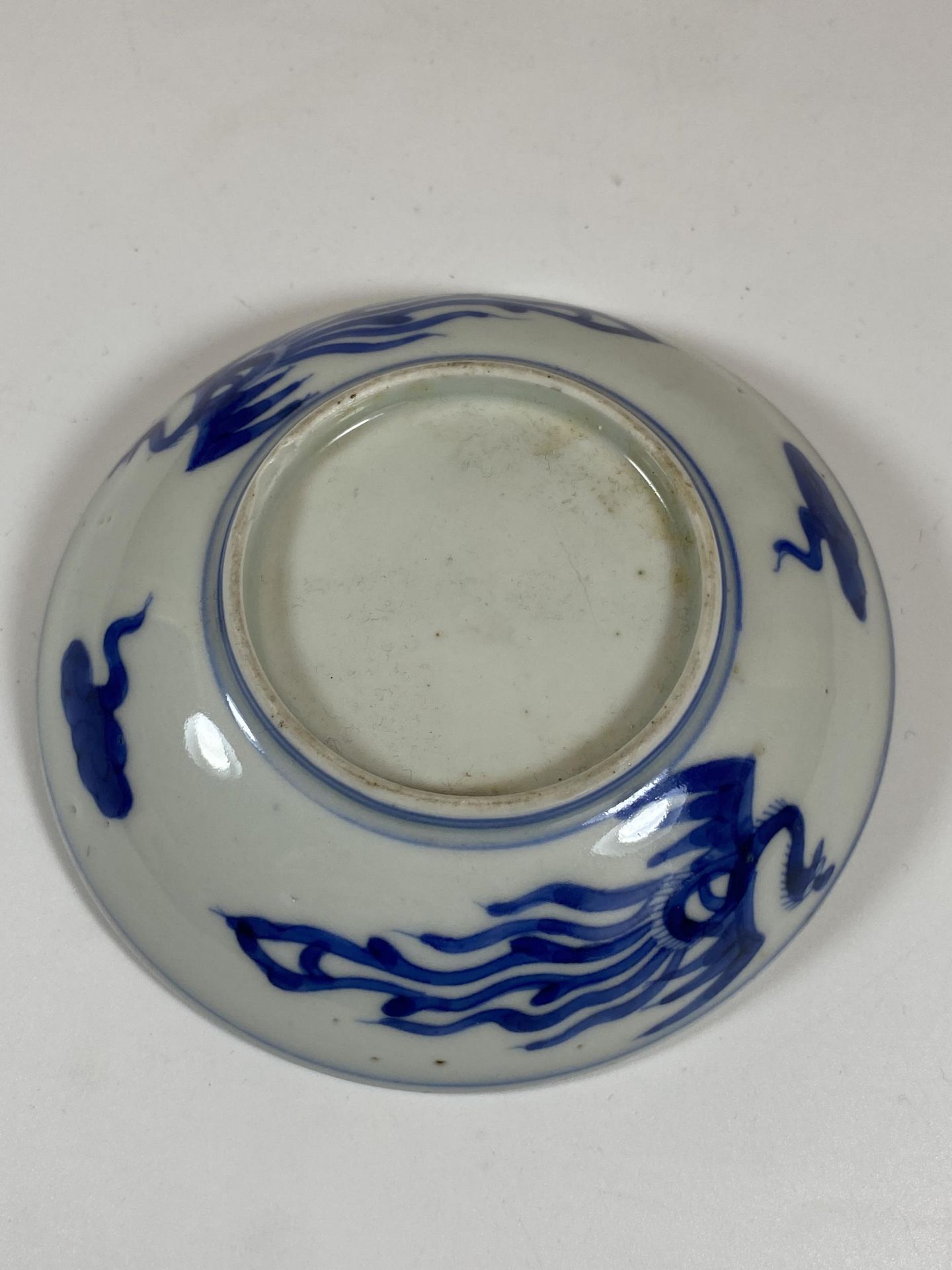 A CHINESE BLUE AND WHITE DRAGON DESIGN DISH, DIAMETER 11.5CM - Image 3 of 4