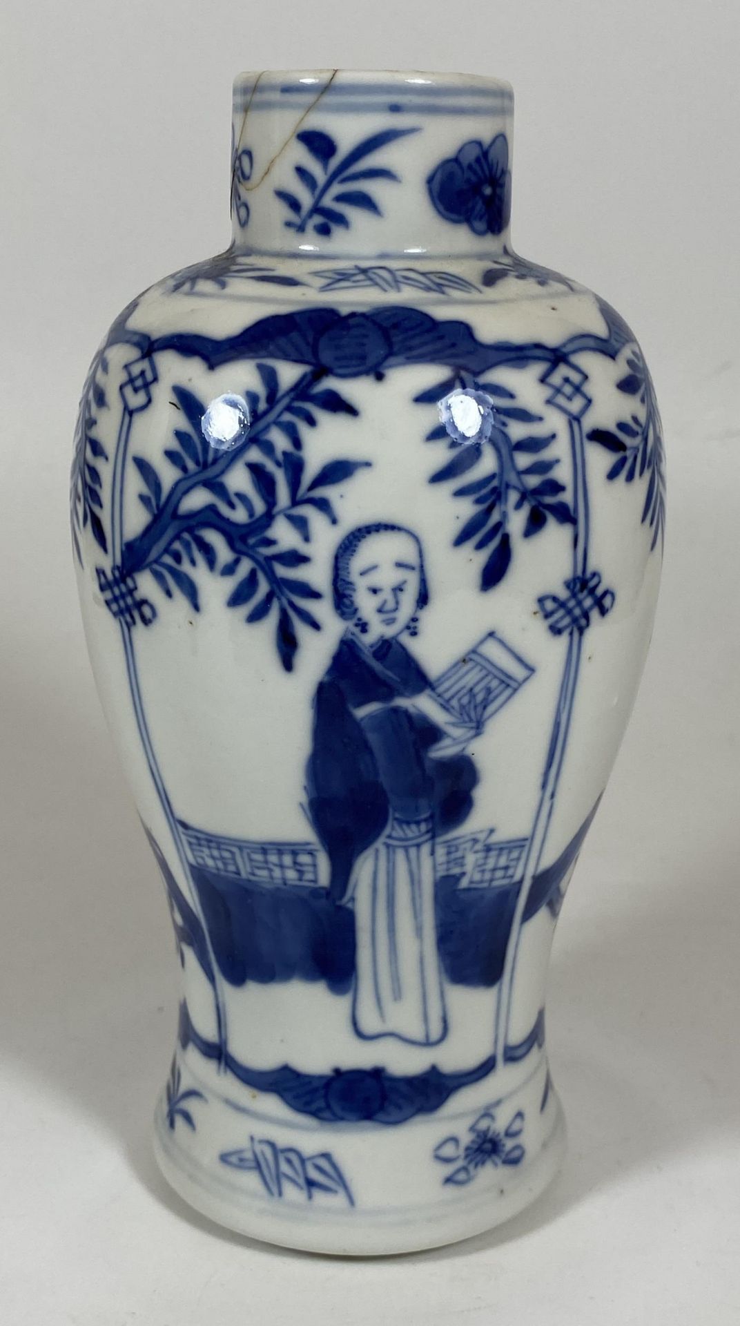 A LATE 19TH CENTURY CHINESE KANGXI STYLE BLUE AND WHITE FIGURAL DESIGN VASE, HEIGHT 18CM