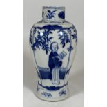 A LATE 19TH CENTURY CHINESE KANGXI STYLE BLUE AND WHITE FIGURAL DESIGN VASE, HEIGHT 18CM