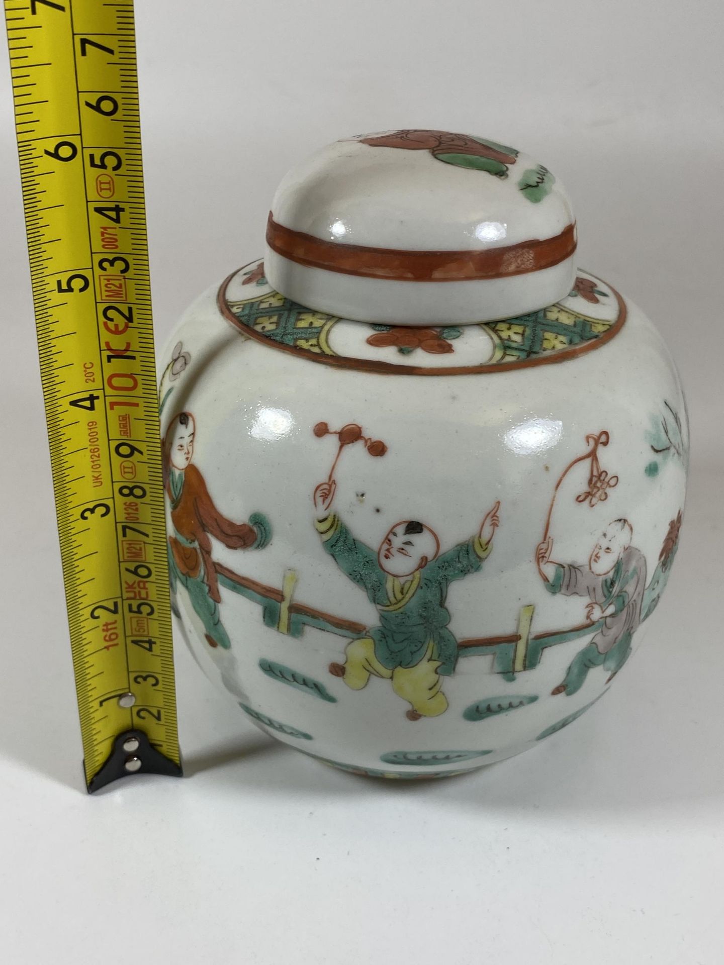 A CHINESE FAMILLE VERTE LIDDED GINGER JAR WITH BOYS AT PLAY DESIGN, HEIGHT 16CM - Image 5 of 5