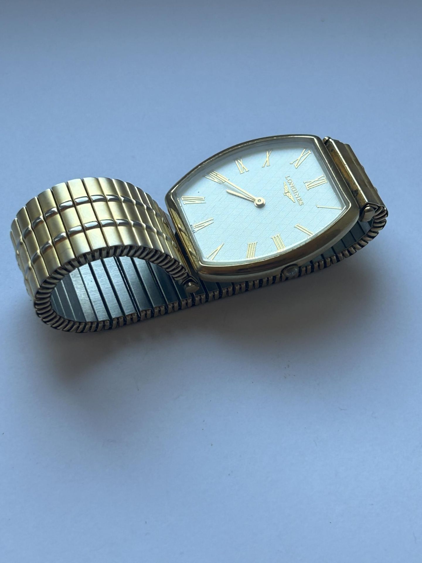 A GENTS LONGINES GOLD PLATED QUARTZ WRIST WATCH ON AN EXPANDING BRACELET (WORKING AT TIME OF - Bild 2 aus 4