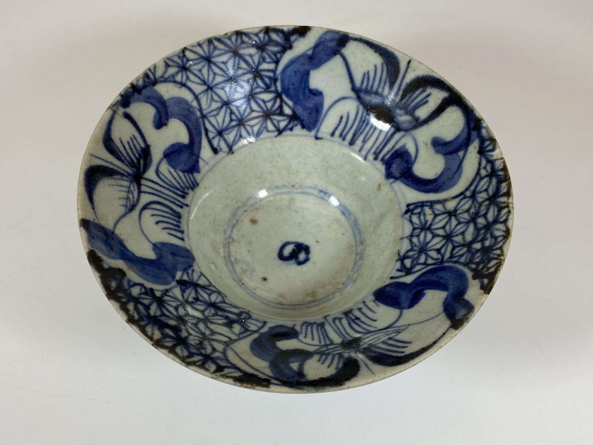 A 19TH CENTURY CHINESE QING BLUE AND WHITE PORCELAIN FOOTED BOWL, DIAMETER 15.5CM - Image 2 of 5