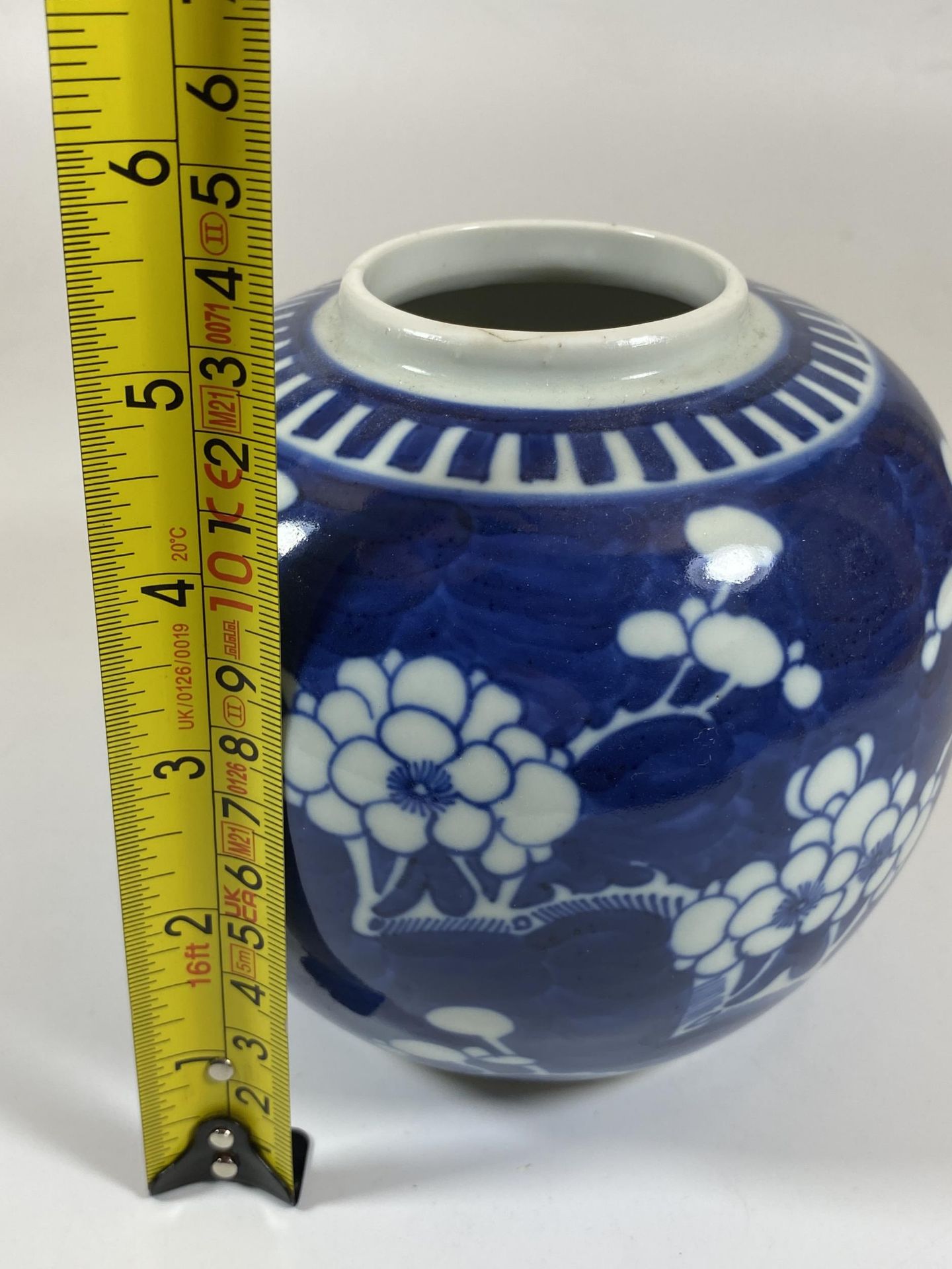 A CHINESE BLUE AND WHITE PRUNUS BLOSSOM GINGER JAR, DOUBLE RING MARK TO BASE, HEIGHT 13CM - Bild 5 aus 5