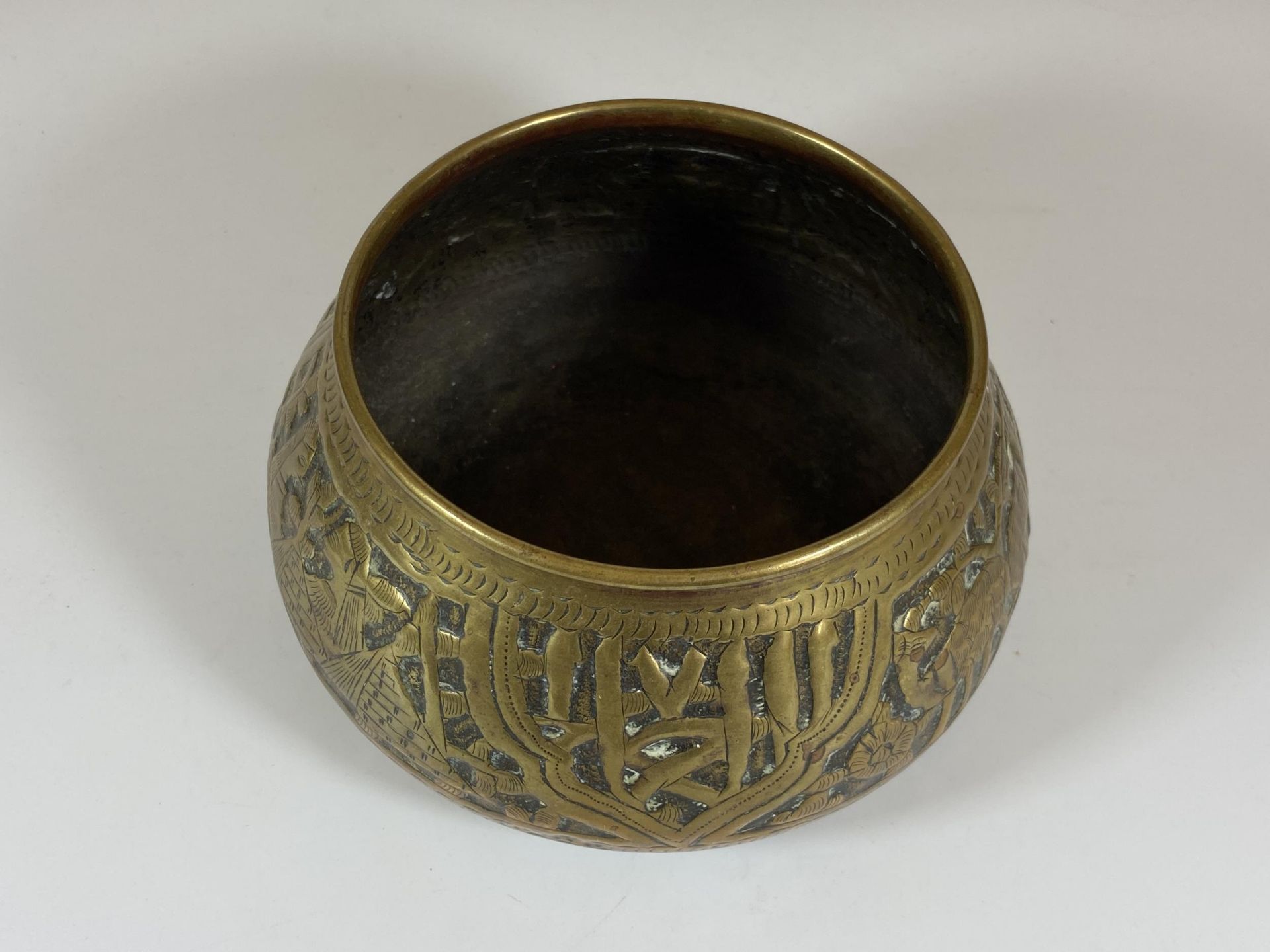 A VINTAGE MIDDLE EASTERN BRASS BOWL WITH FIGURES AND ANIMAL DESIGN, HEIGHT 10CM - Image 3 of 5