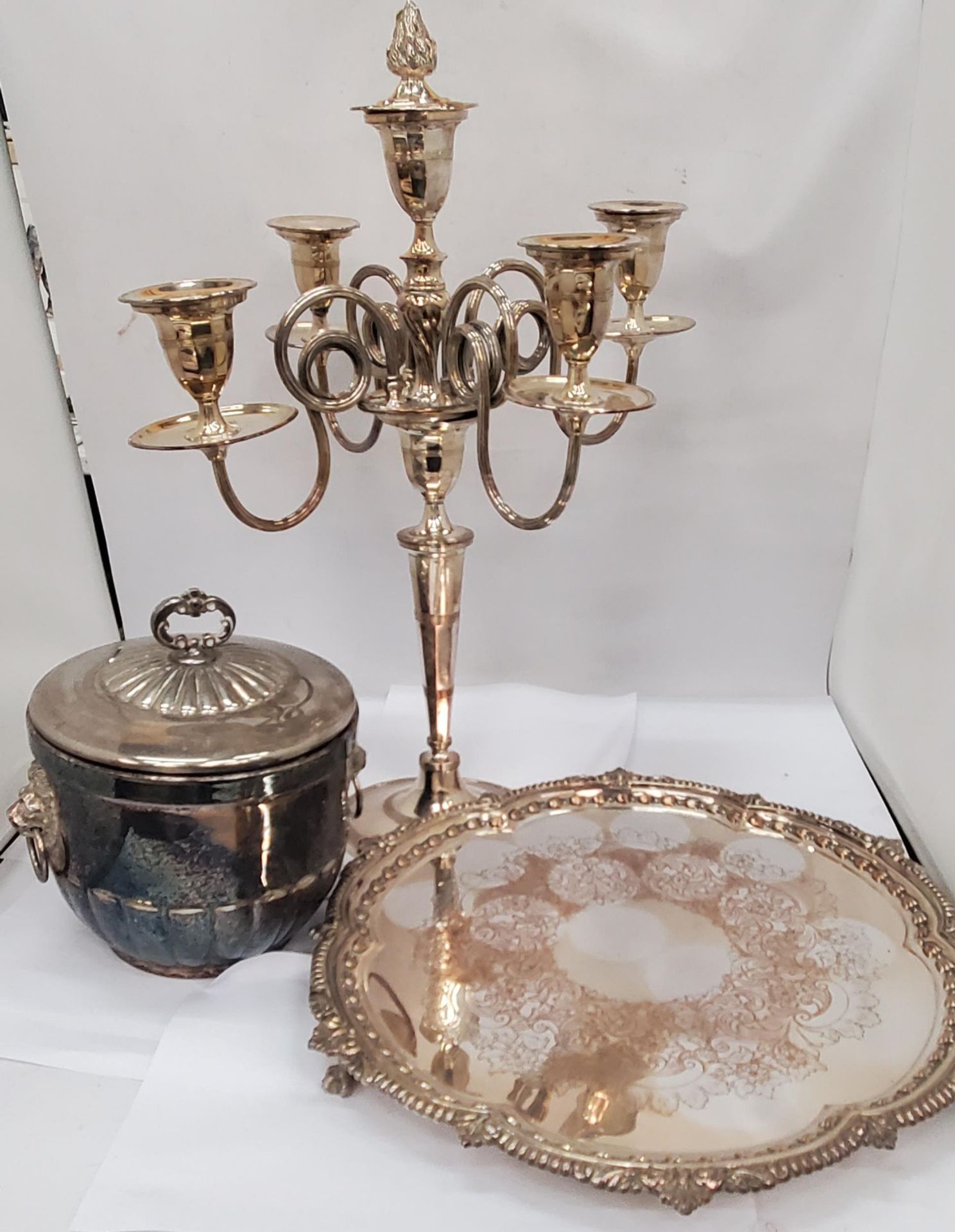 A QUANTITY OF SILVER PLATED ITEMS TO INCLUDE A CANDLEABRA WITH FIVE BRANCHES AND A SNUFFER, AN