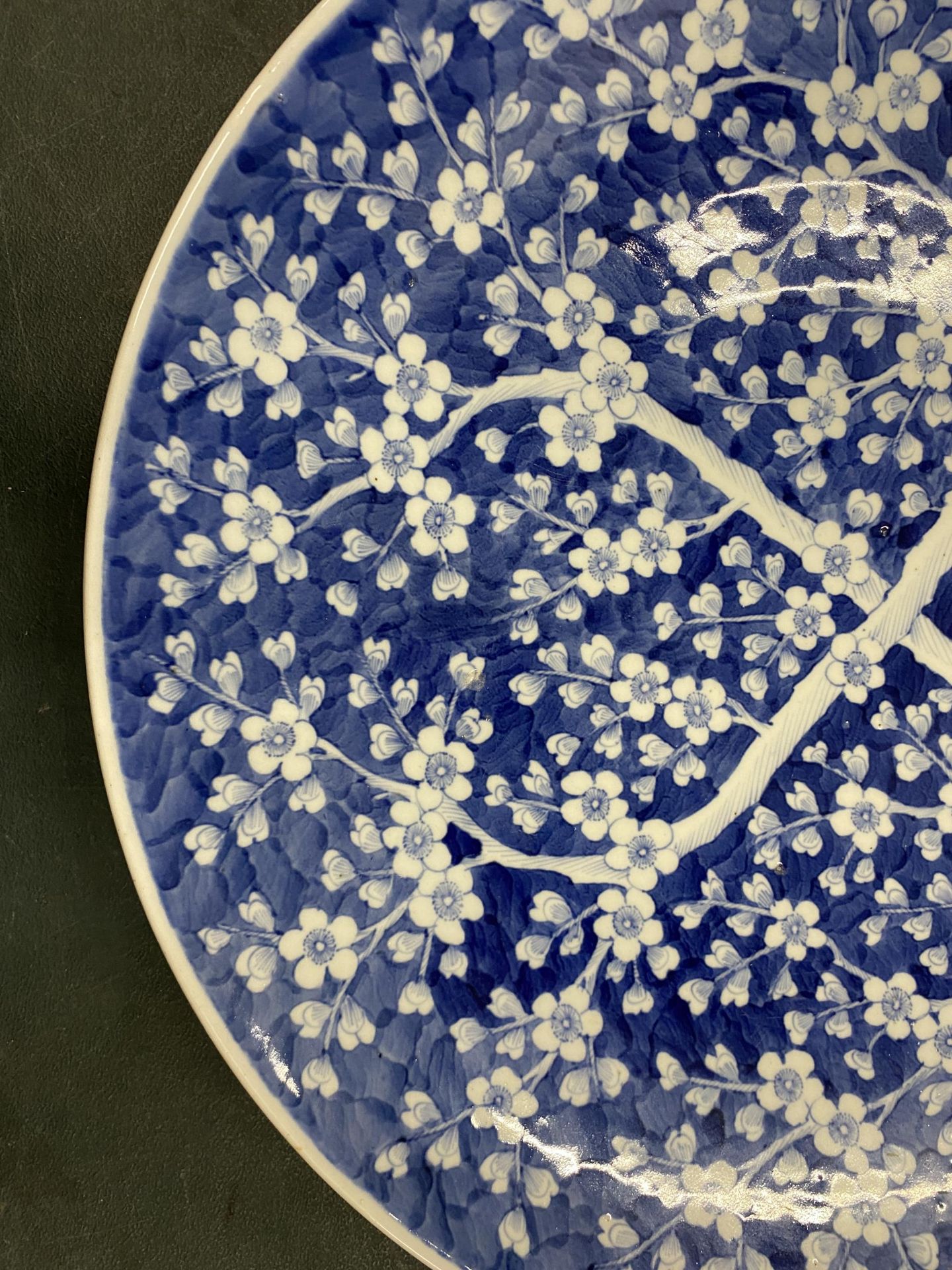 A LARGE CHINESE PRUNUS BLOSSOM PATTERN CHARGER, DIAMETER 46CM - Image 3 of 8