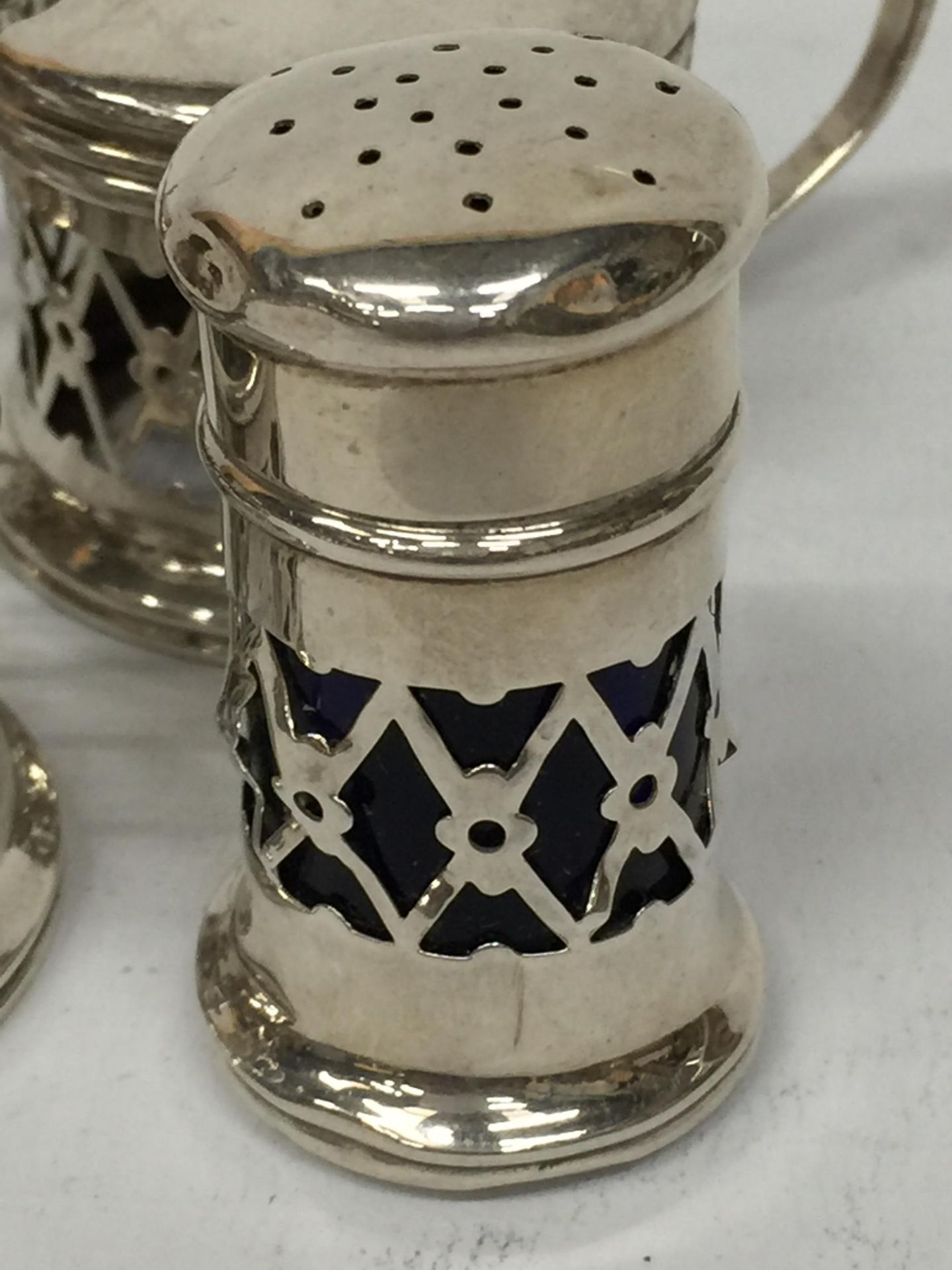 A SET OF FIVE HALLMARKED SILVER CONDIMENT ITEMS - LIDDED POTS, OPEN SALT AND SHAKERS - Image 2 of 5